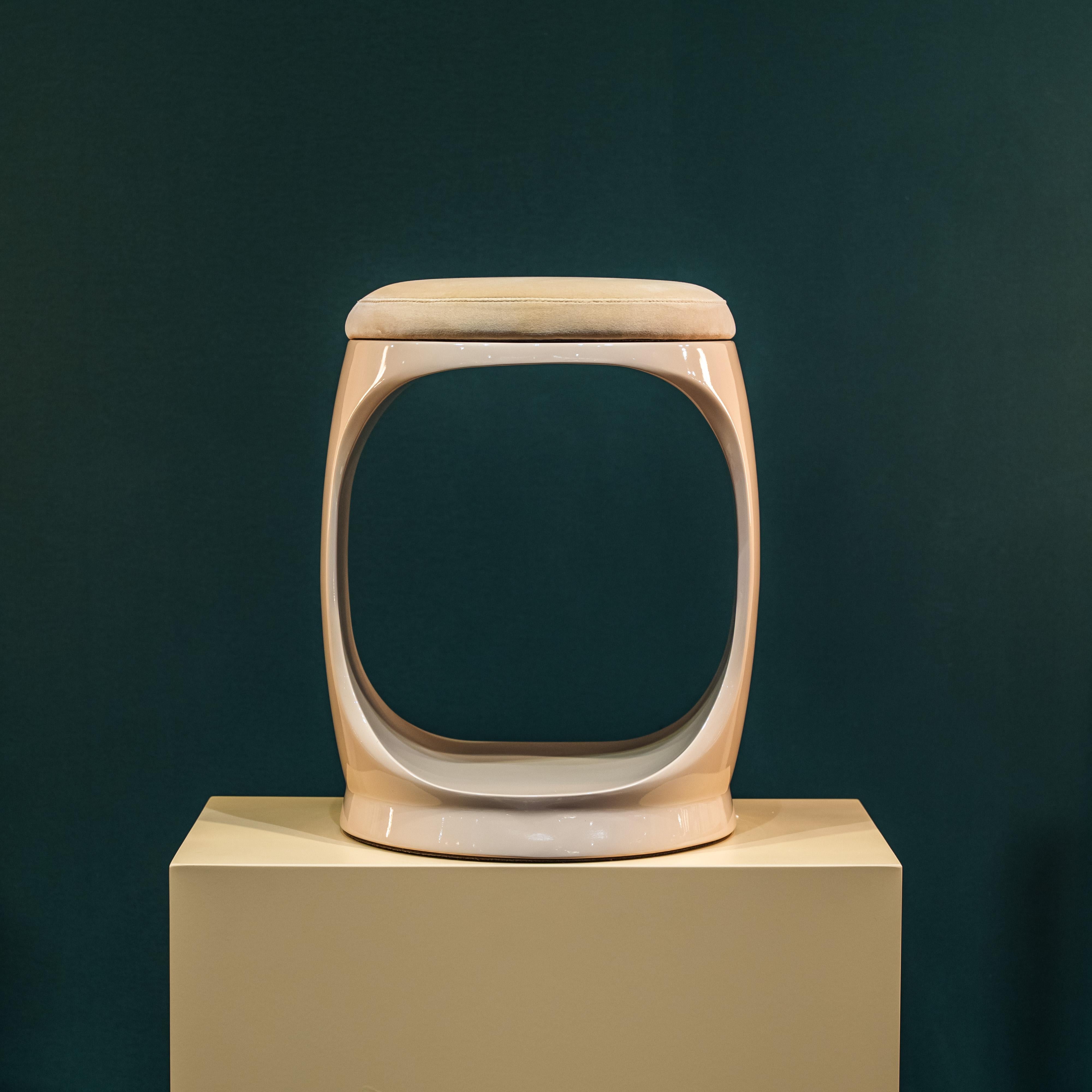 XXI secolo e contemporaneo Sgabello Contemporary di Cyril Rumpler Signet Ring, Pouf Sedute Beige in vendita
