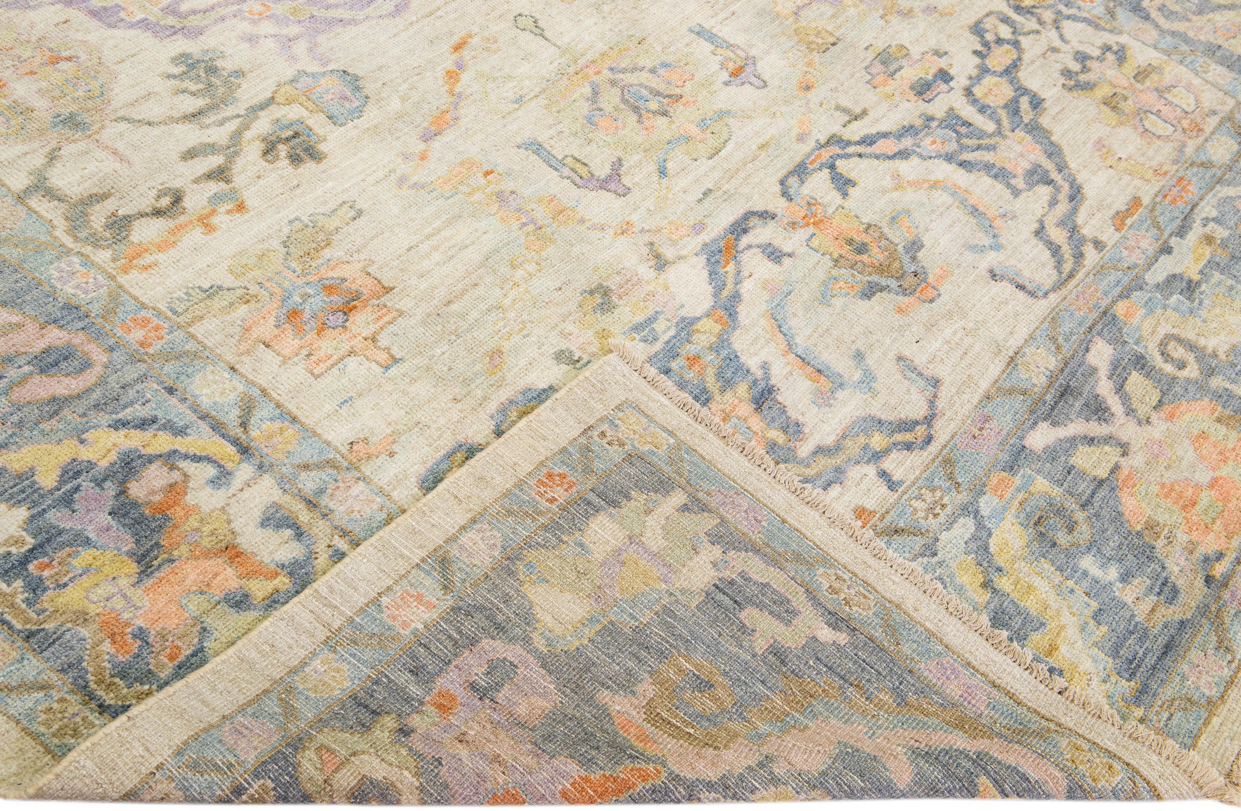 Schöner moderner Sultanabad-Teppich aus handgeknüpfter Wolle mit beigem Feld. Dieser Sultanabad-Teppich hat einen blauen Rahmen und mehrfarbige Akzente in einem prächtigen klassischen Blumenmuster.

Dieser Teppich misst: 8'2