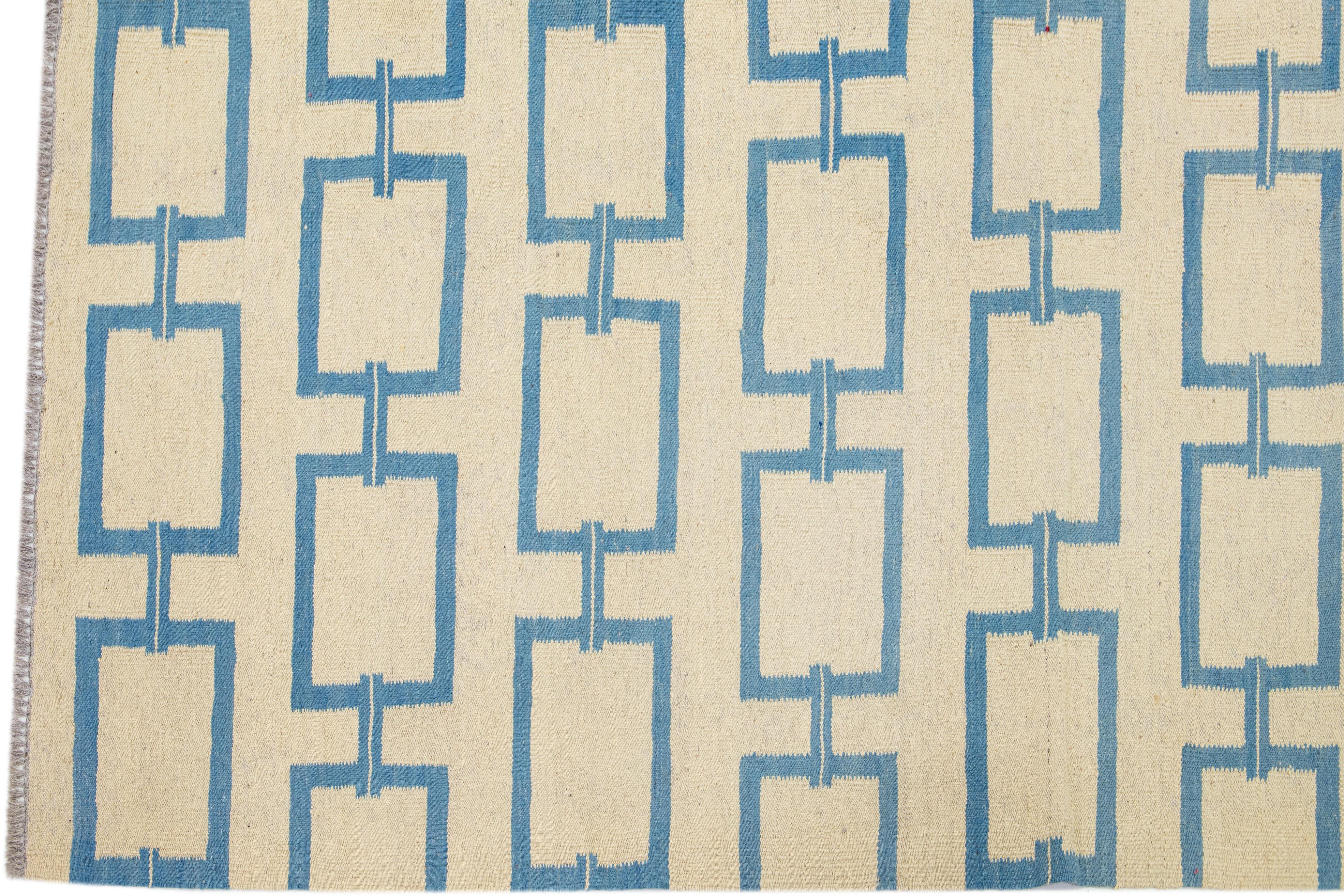 Zeitgenössischer türkischer Kelim-Wollteppich in Beige mit blauem geometrischem Motiv im Zustand „Neu“ im Angebot in Norwalk, CT