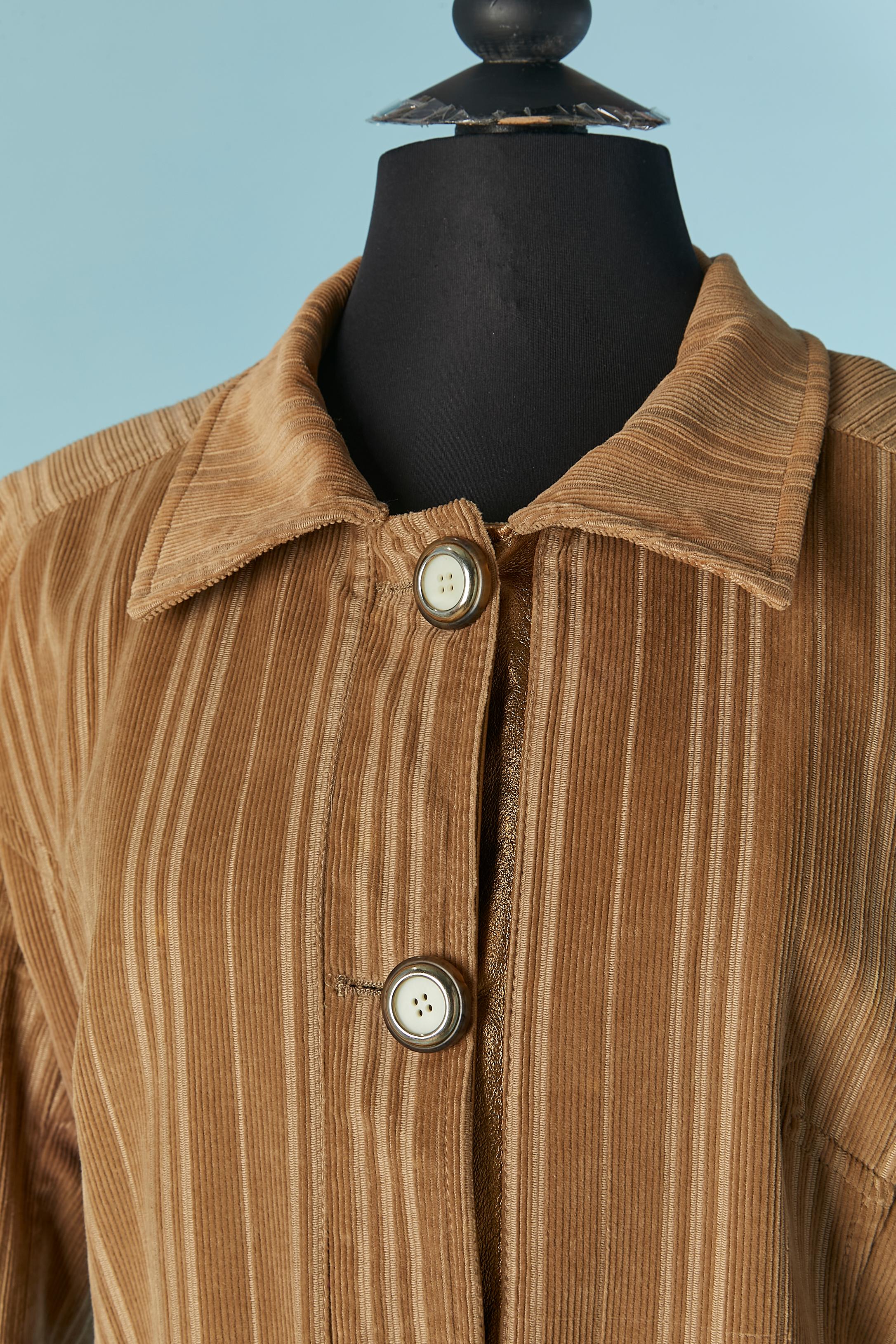 Cappotto monopetto imbottito in velluto e pelle beige. Composizione del velluto: 100% cotone. Composizione della fodera stampata: 60% acetato, 40% poliestere. Composizione del pad: 95% poliestere, 5% nylon. Abbottonatura in pelle dorata e