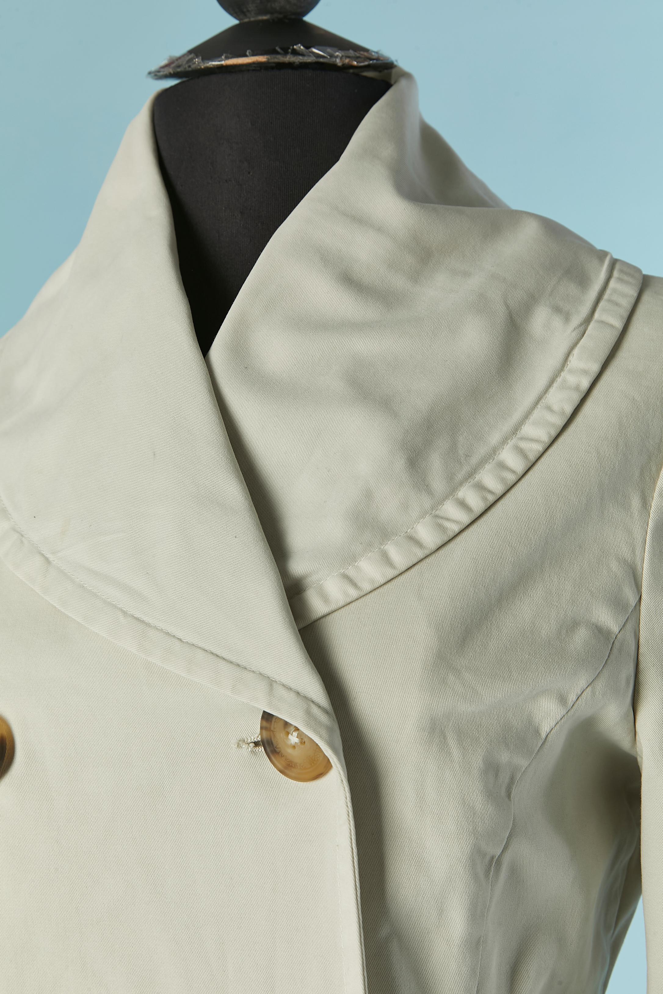 Cappotto doppiopetto beige in coton (97%) ed elastan (3%) con fodera in cotone. Chiusura con bottoni e asole sul davanti. Mezza cintura sulla schiena, tasca su entrambi i lati.
TAGLIA 40 (It) 