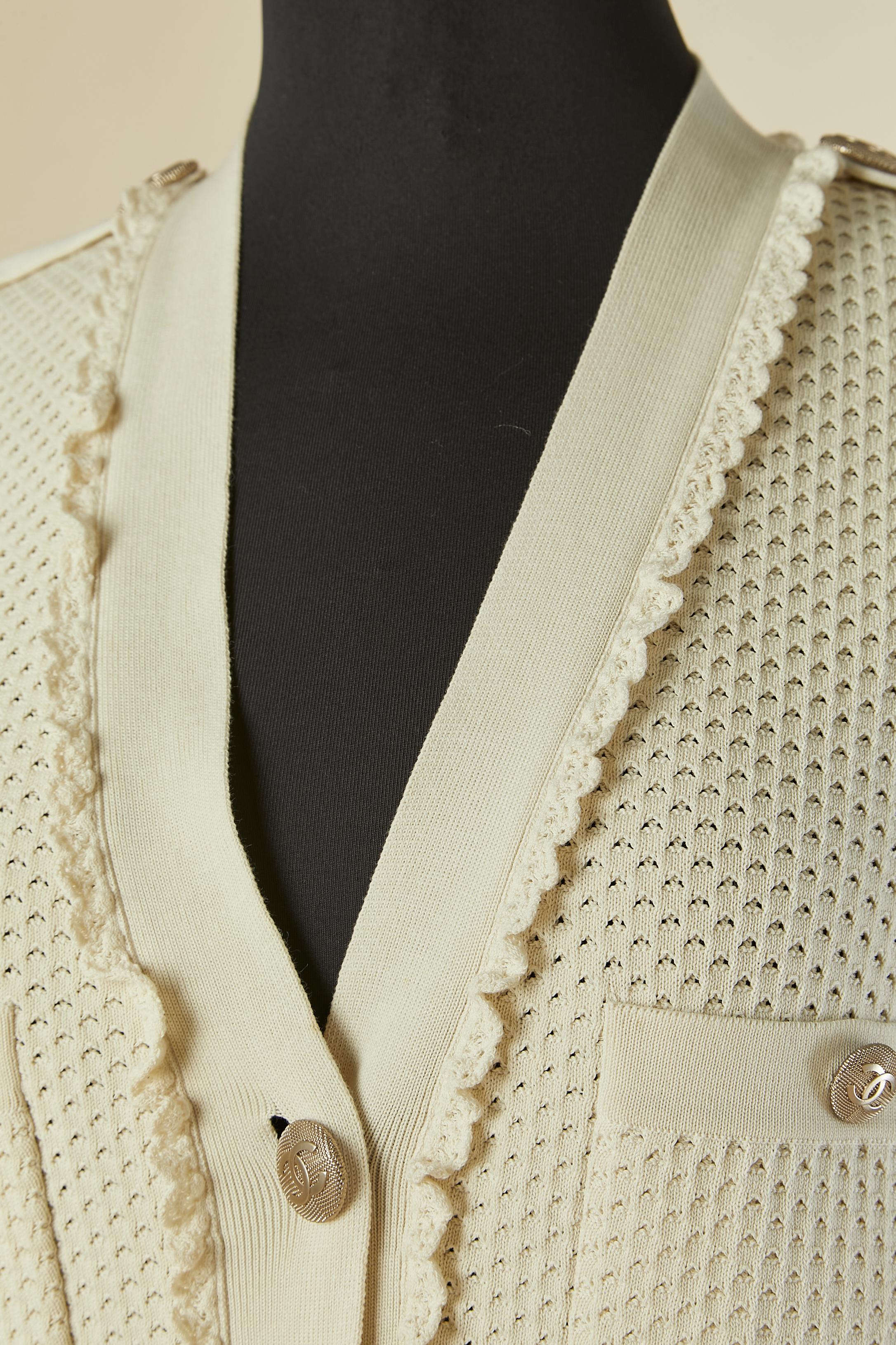 Chaqueta de punto de algodón beige con cierre de botones de la marca en la parte delantera central y en el bolsillo. 
TALLA 40 (Fr) M