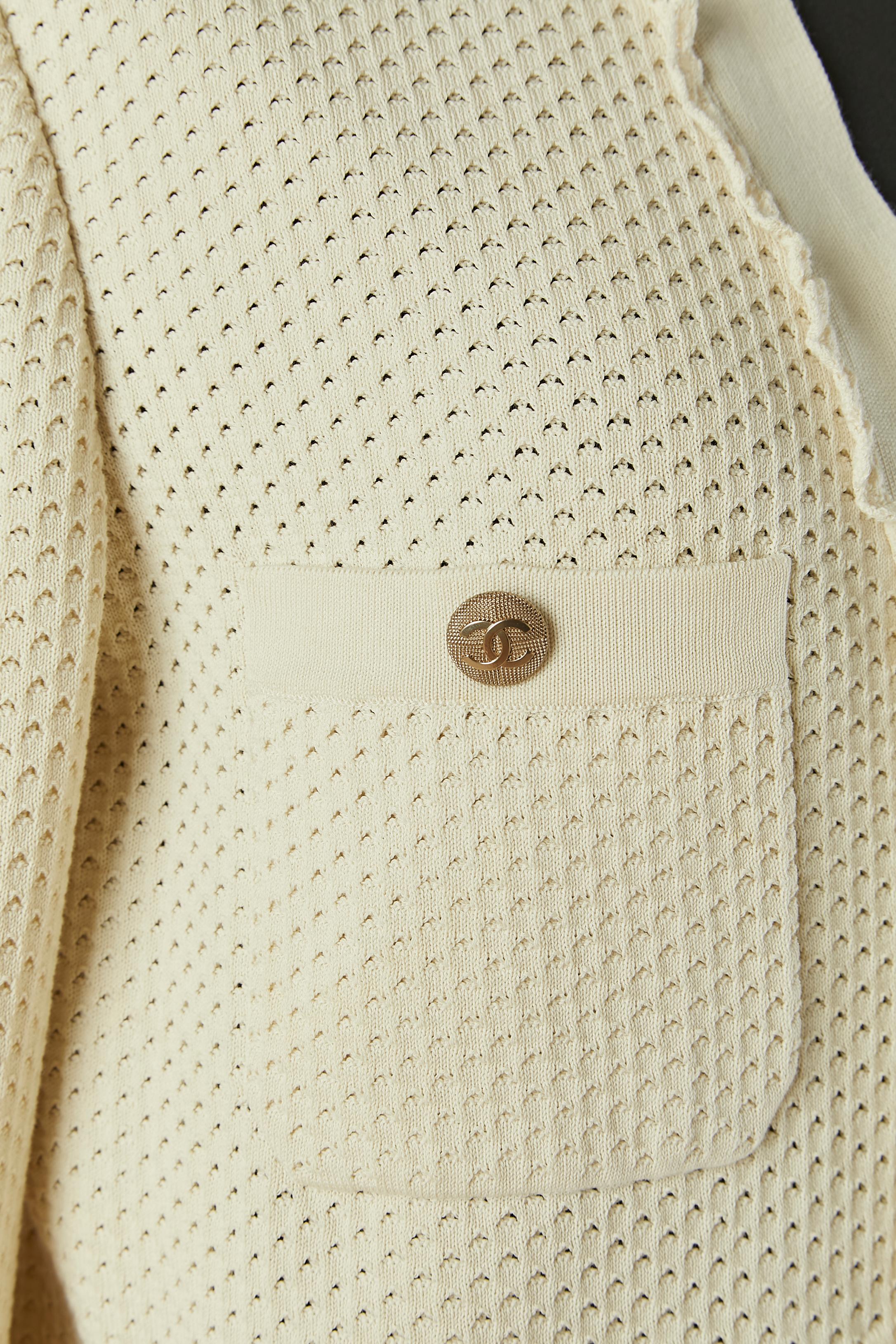 Chaqueta de punto de algodón beige con botón y bolsillo de marca CHANEL en Excelente estado para la venta en Saint-Ouen-Sur-Seine, FR
