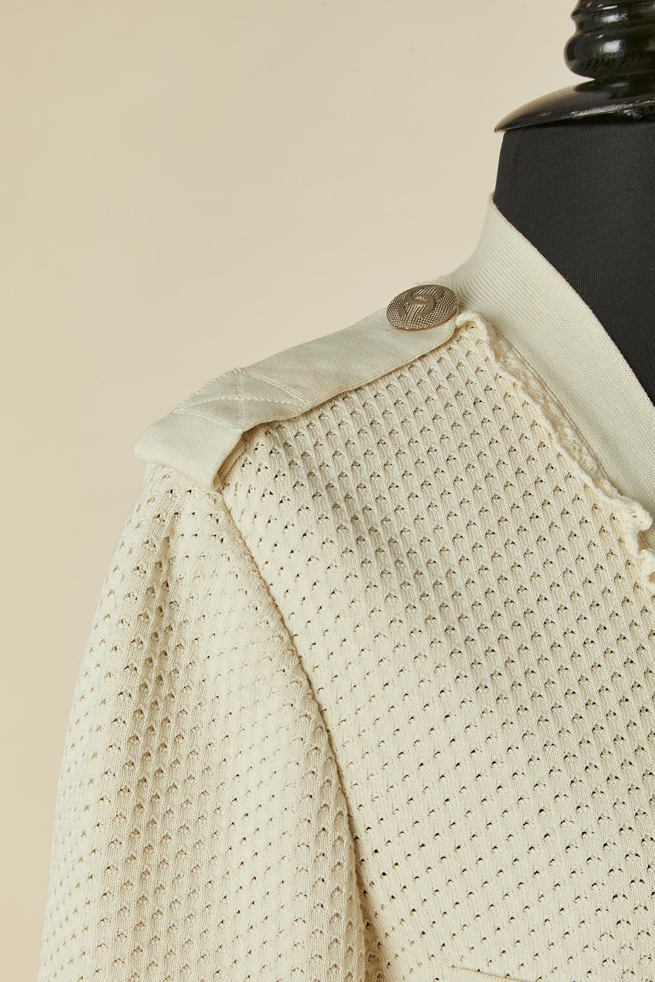 Chaqueta de punto de algodón beige con botón y bolsillo de marca CHANEL en venta 1