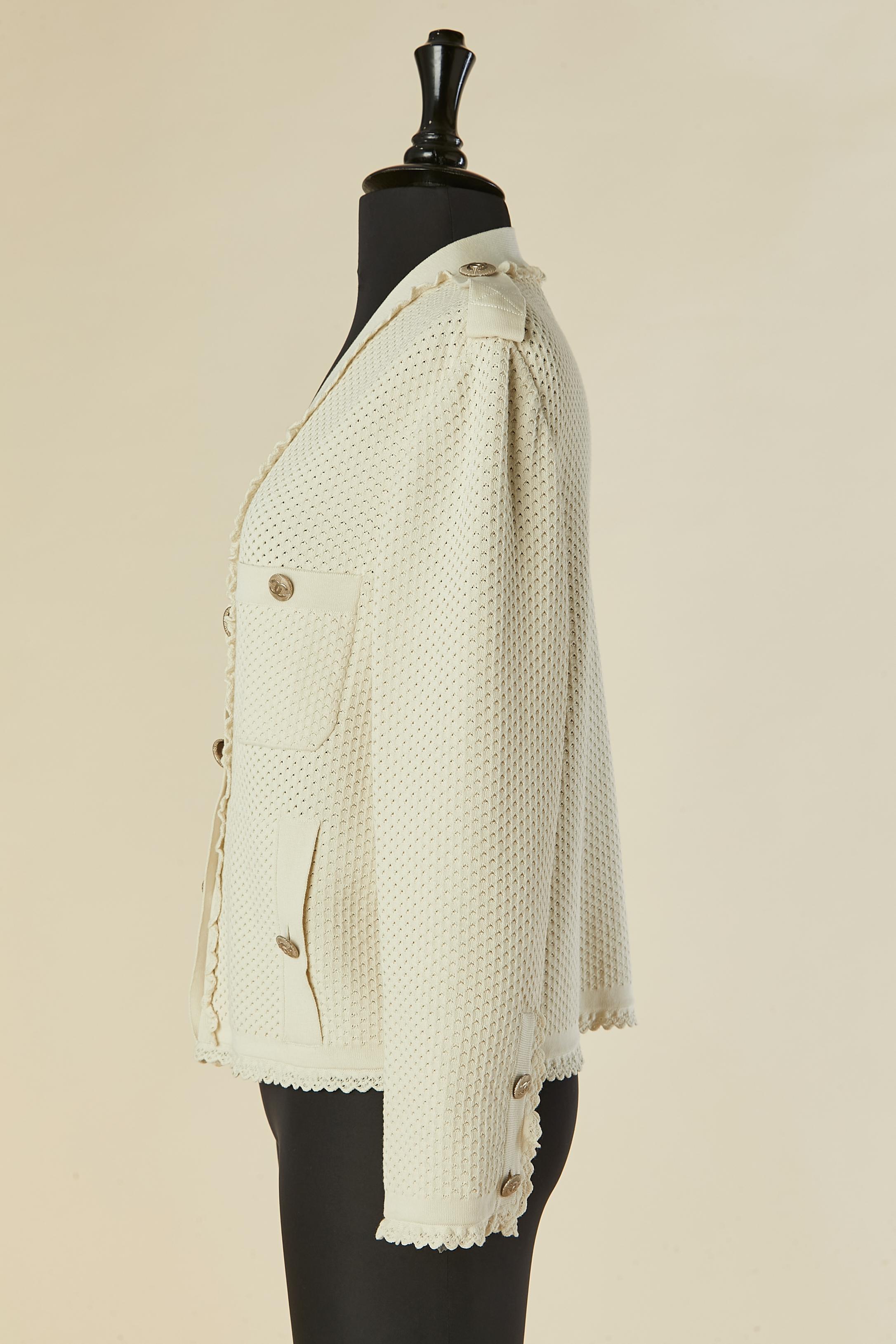 Chaqueta de punto de algodón beige con botón y bolsillo de marca CHANEL en venta 2