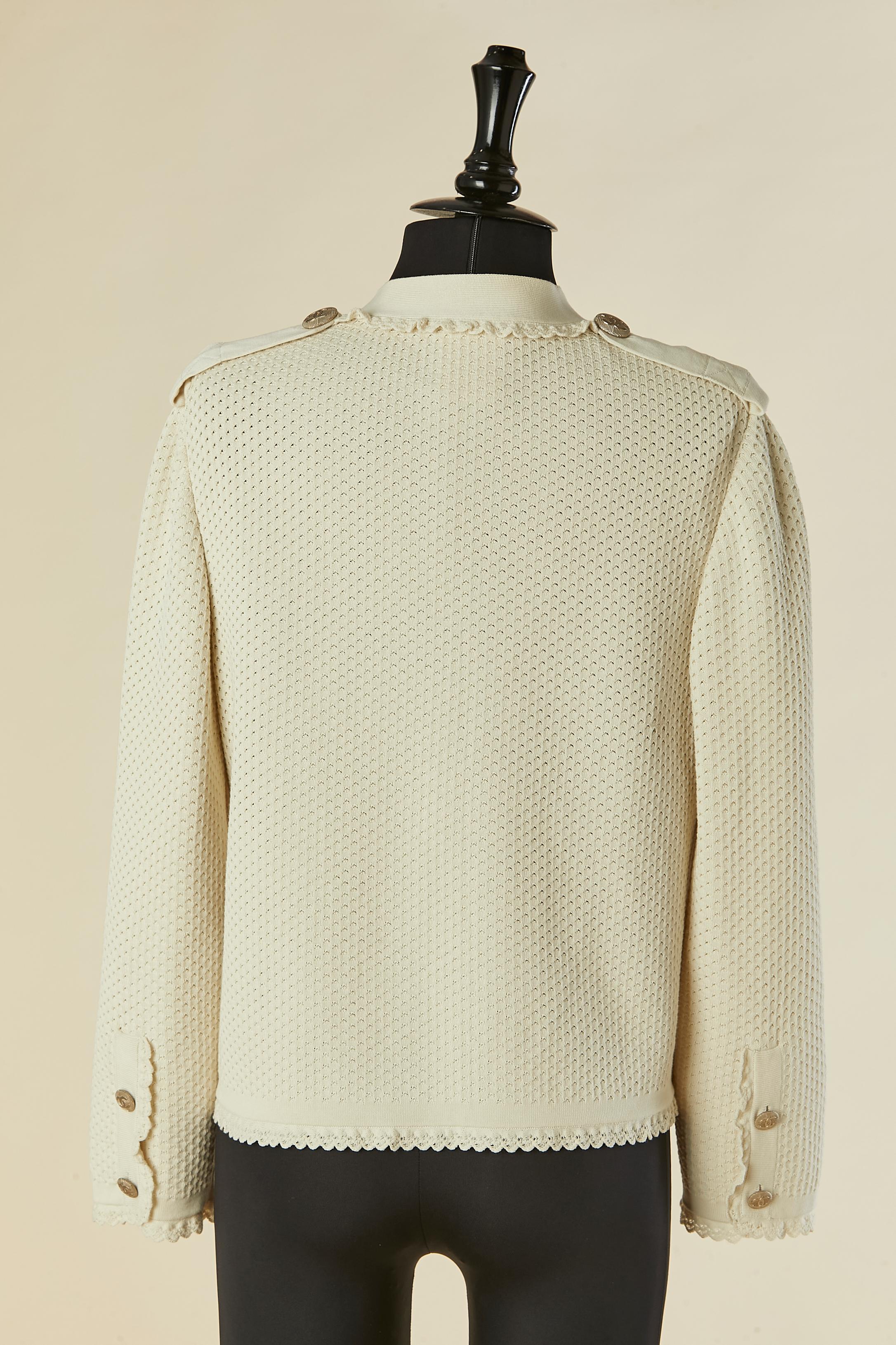 Chaqueta de punto de algodón beige con botón y bolsillo de marca CHANEL en venta 3