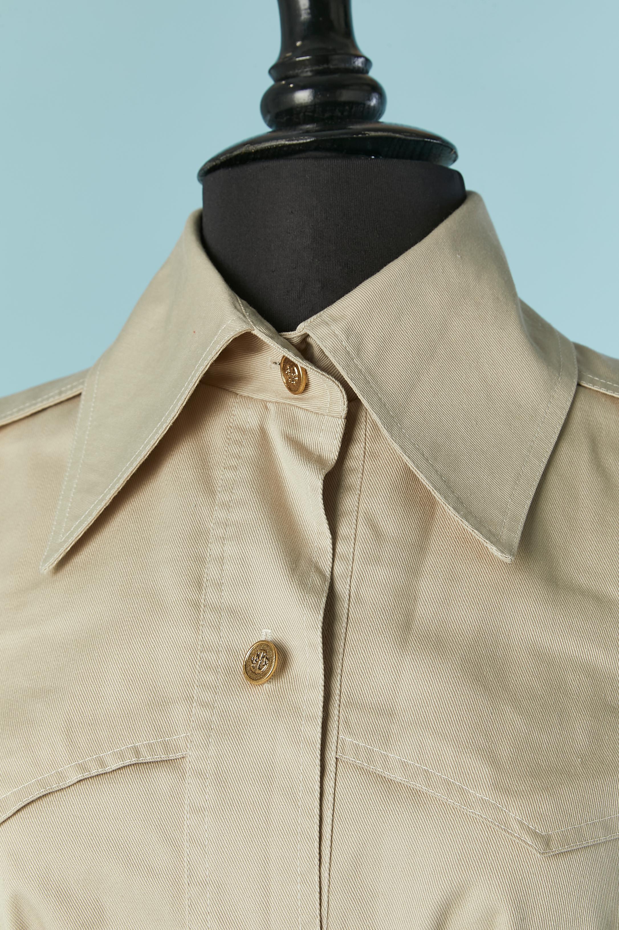 Vestido de día de algodón beige con cinturón y trabilla. Cierre de botón y ojal en el centro delantero. Pliegue en caja en el centro de la espalda. 
TALLA 38 (Fr) M  