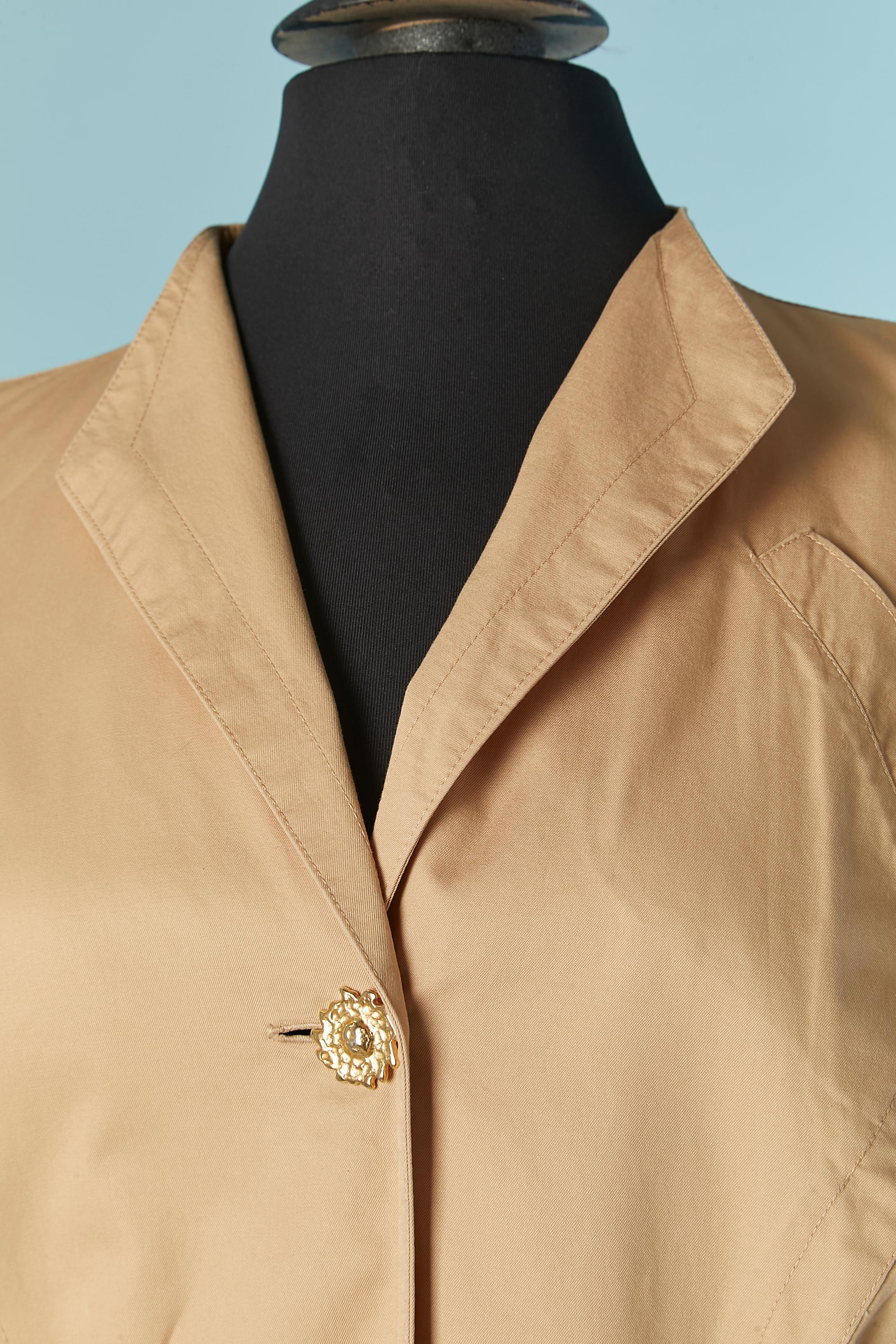 Chaqueta de algodón beige con botones joya y cierre de ojal en el centro delantero. 
Bolsillo en ambos lados + uno en la parte superior izquierda. 
TALLA L 