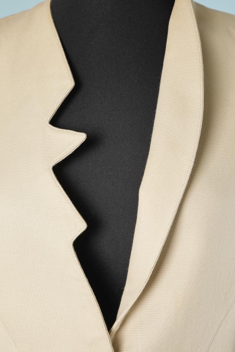 Jupe en coton beige avec collet dentelé. Tissu de la veste : coton. Doublure en soie. 
TAILLE 38 (Fr) M 