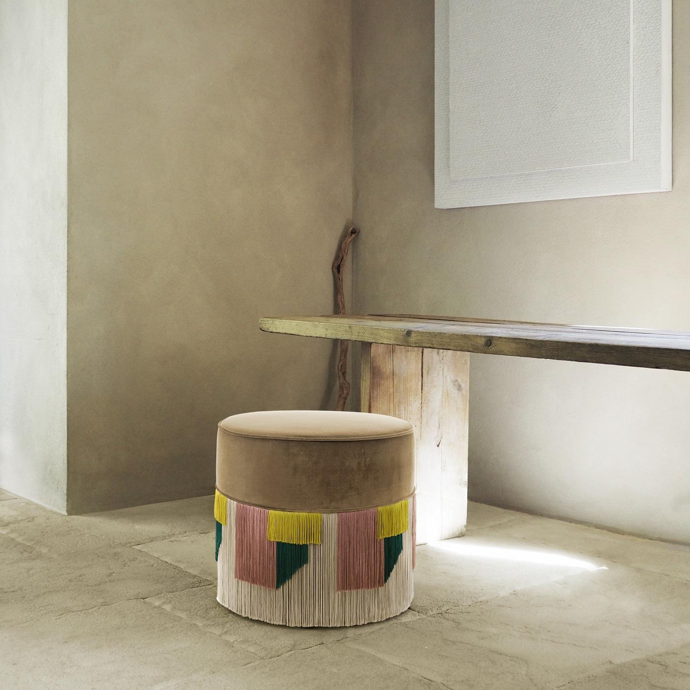 Un delicato astuccio beige che prende il nome dalle forme geometriche presenti sul suo corpo. L'imbottitura è sintetica, completamente rivestita da uno strato di velluto beige di prima qualità. La base è in legno di faggio verniciato e ricoperta da