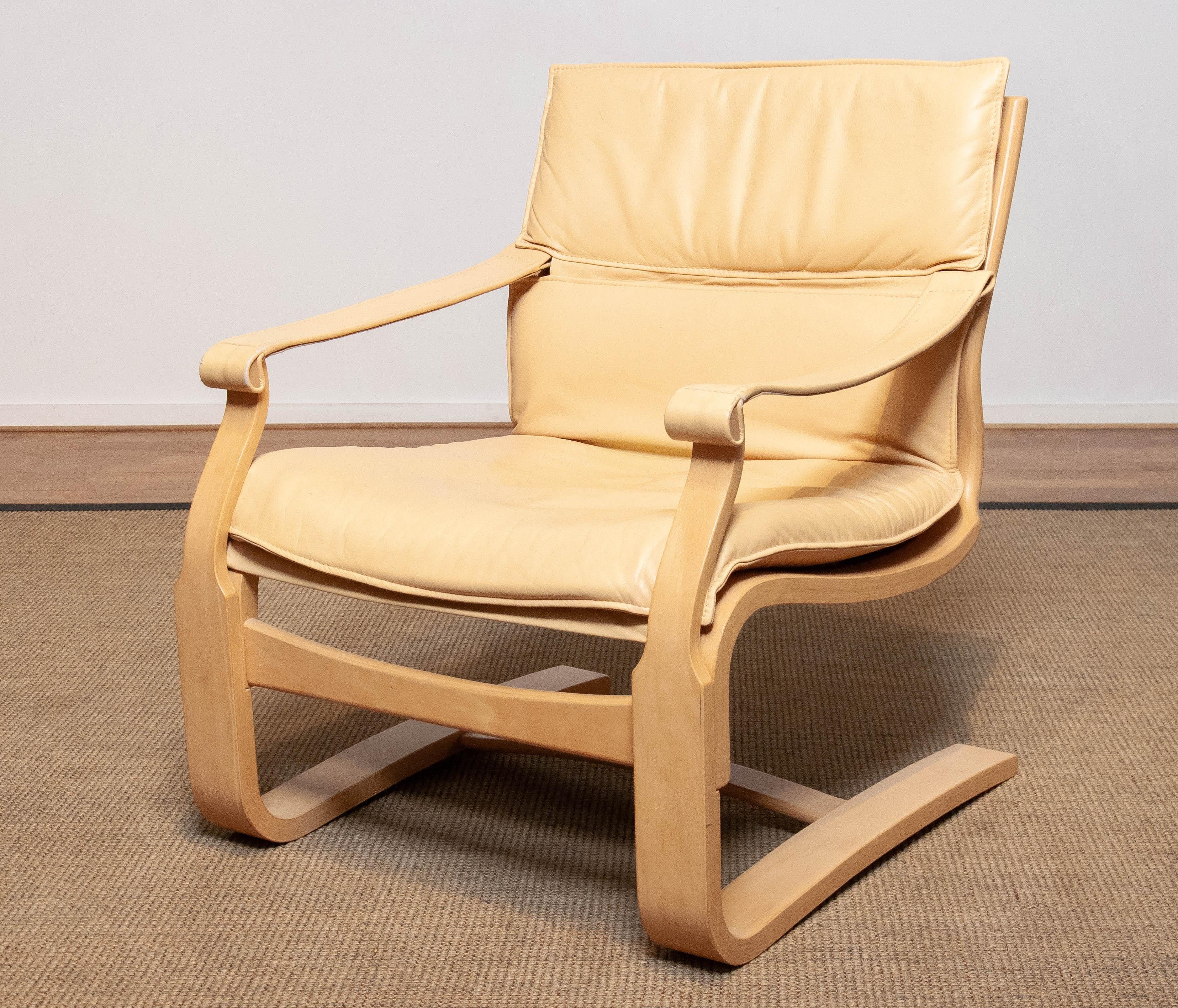 Scandinavian Modern beech bentwood lounge chair designed by Ake Fribytter and manufactured by Nelo in the 1970's upholstered with beige / creme leather and in allover good and very comfortable condition.
Please note that we have two chairs in our