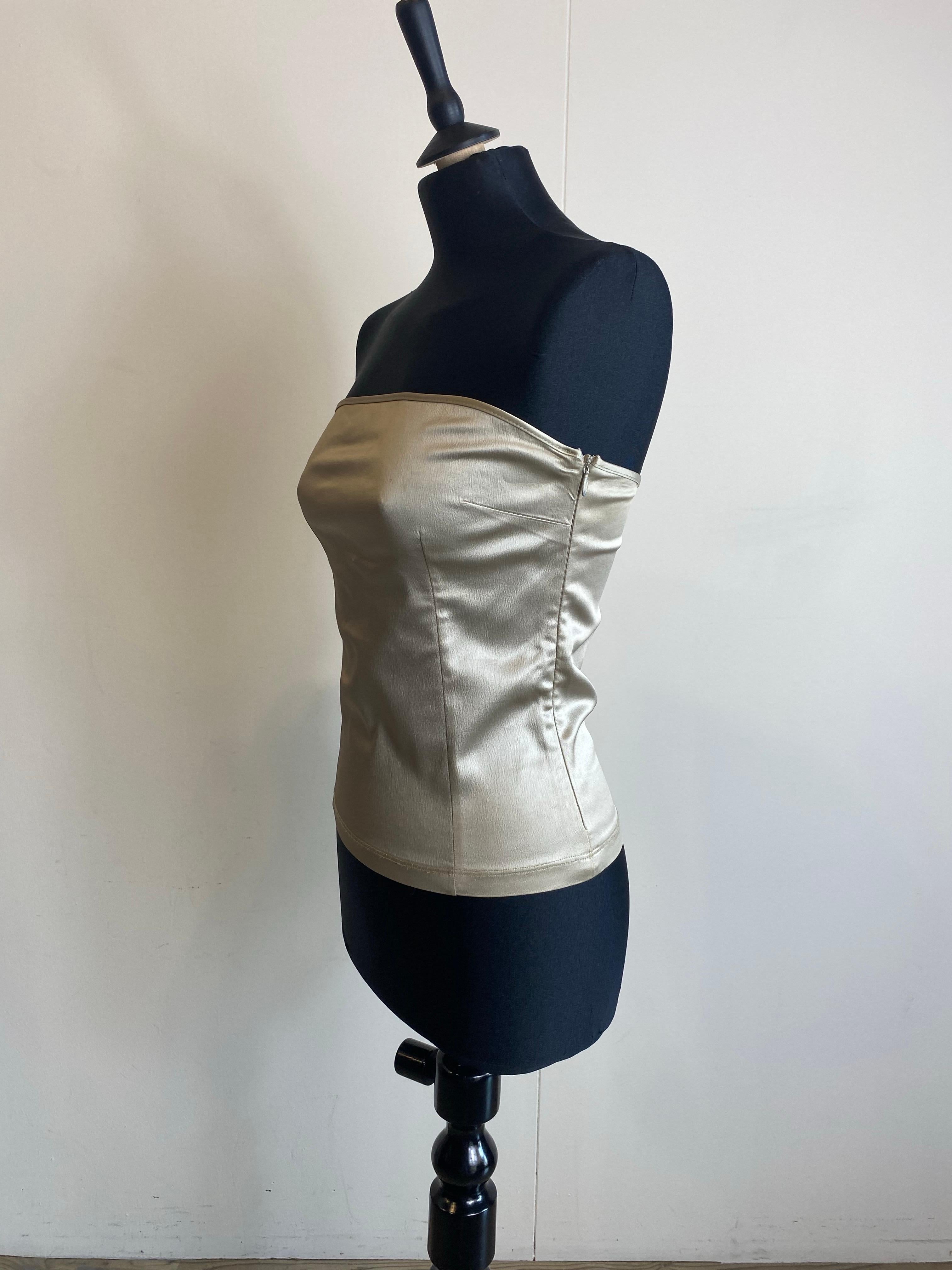 Top D&G beige.
Talla 42 IT.
58% acetato, 38% nailon, 4% elastán.
Longitud 38 cm.
Excelente estado, presenta signos de uso como se muestra en las fotos.