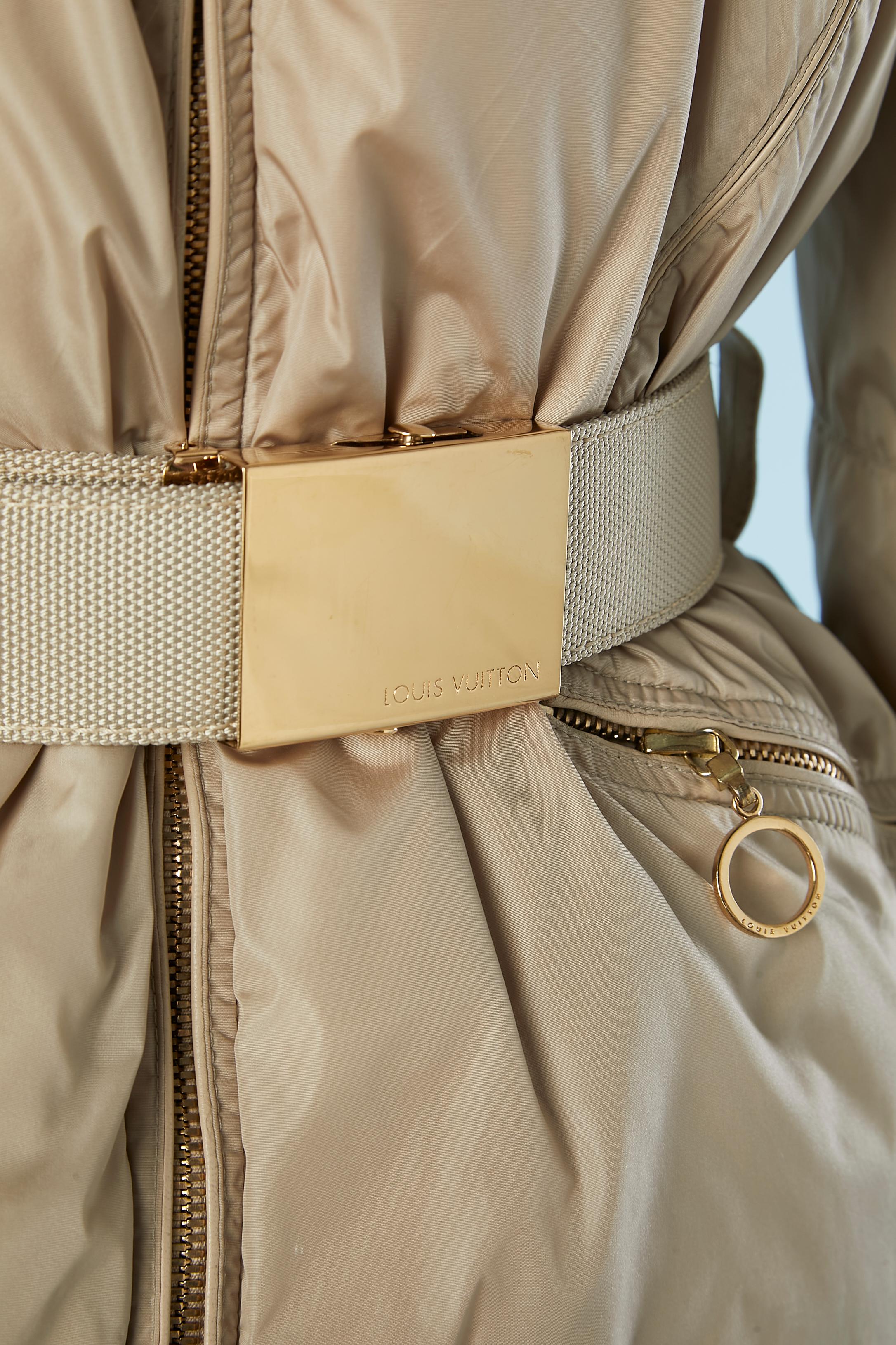 Beige Veste en duvet beige avec col en fourrure marron et ceinture de marque Louis Vuitton  en vente