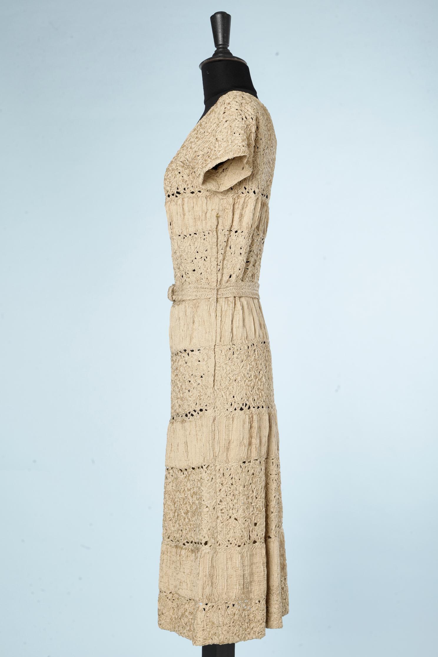 Robe beige tricotée avec des rubans LANA Circa 1940/50 Pour femmes en vente