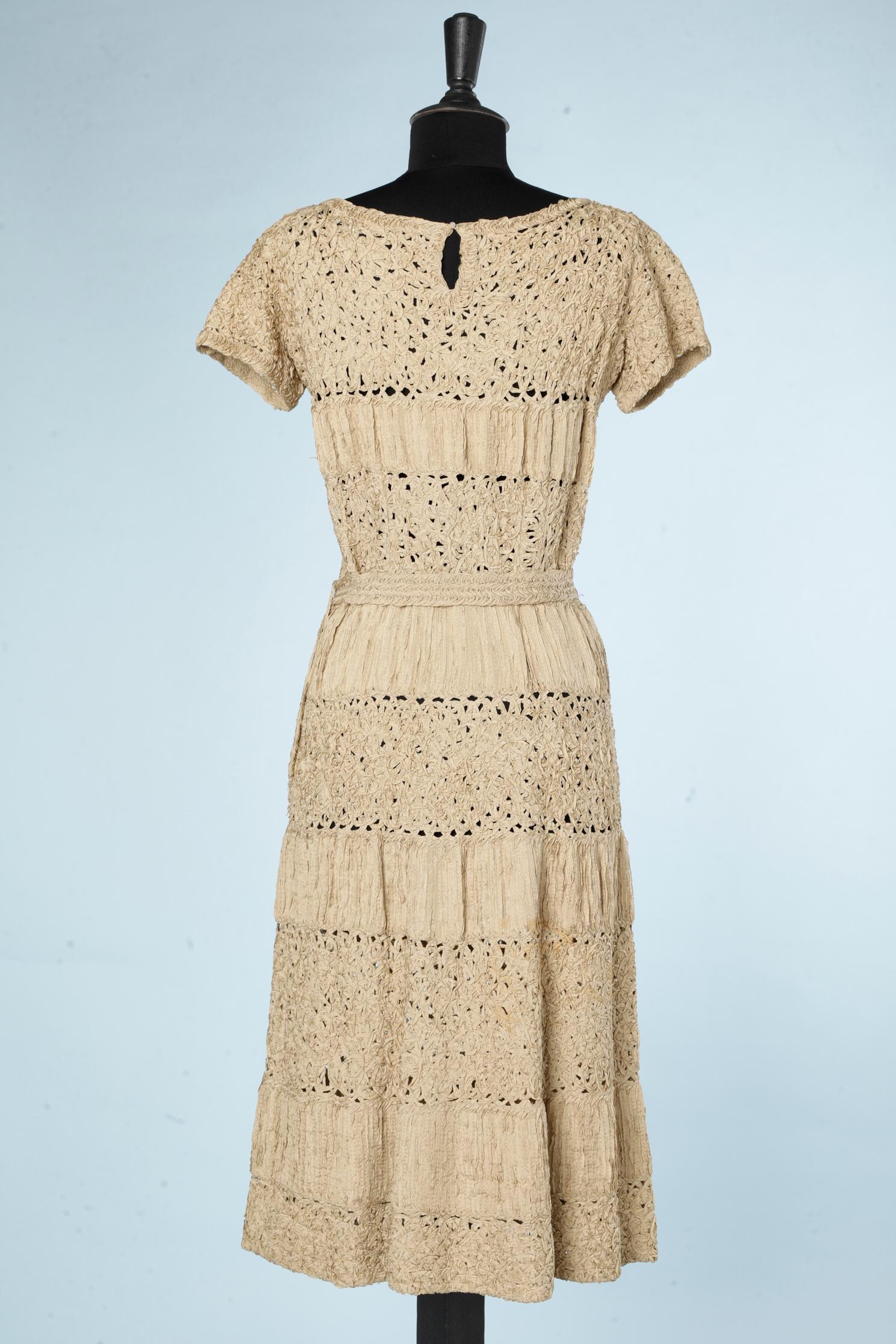 Robe beige tricotée avec des rubans LANA Circa 1940/50 en vente 1