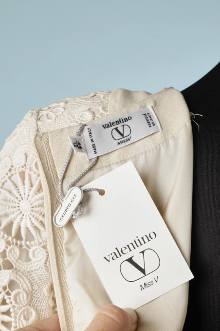 Beigefarbenes Kleid mit Baumwollspitze an der Seite von Valentino Miss V NEU  im Angebot 3