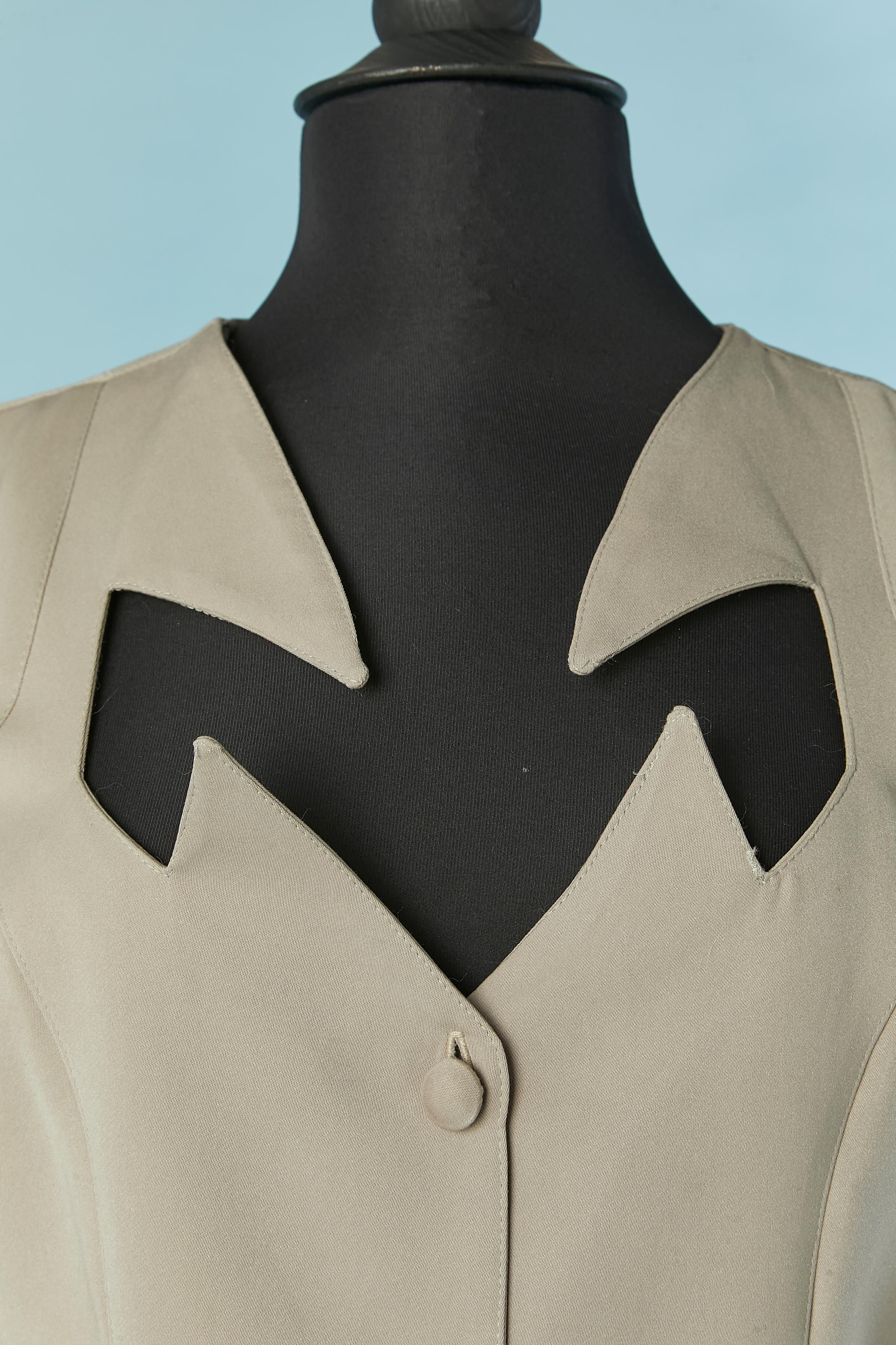 Beige dress with notched collar and button closure covered with the same fabric. Cut-work. 
SIZE 42 (Fr) L 