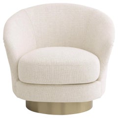 Fauteuil pivotant et incurvé en tissu beige et finitions en laiton