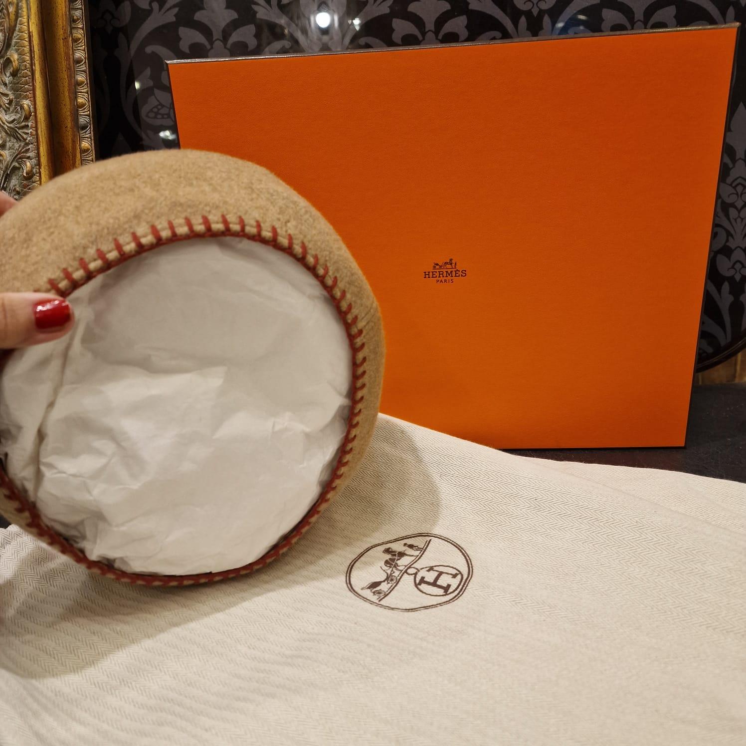 Berretto beige in feltro e lana di Hermès France, borsa tote in vendita 6