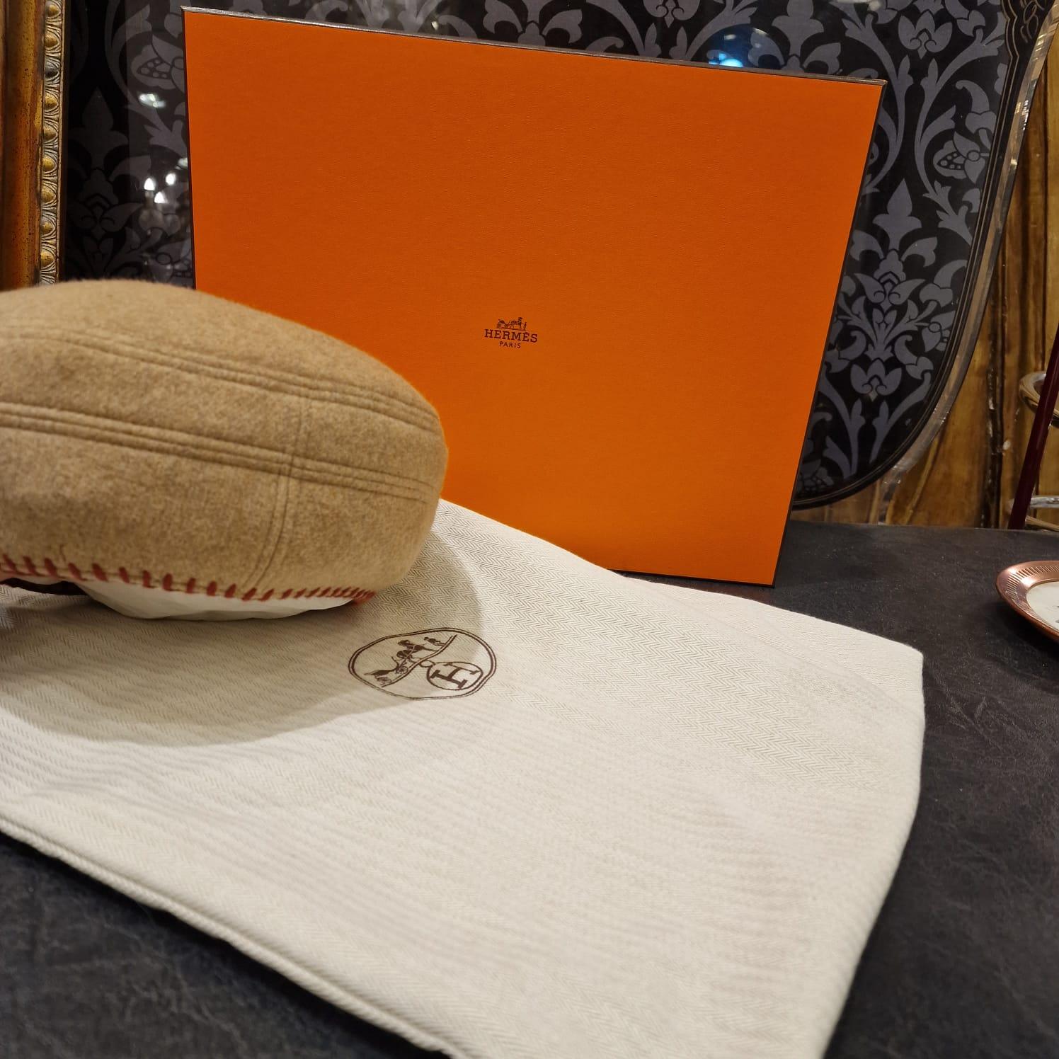 Berretto beige in feltro e lana di Hermès France, borsa tote in vendita 7