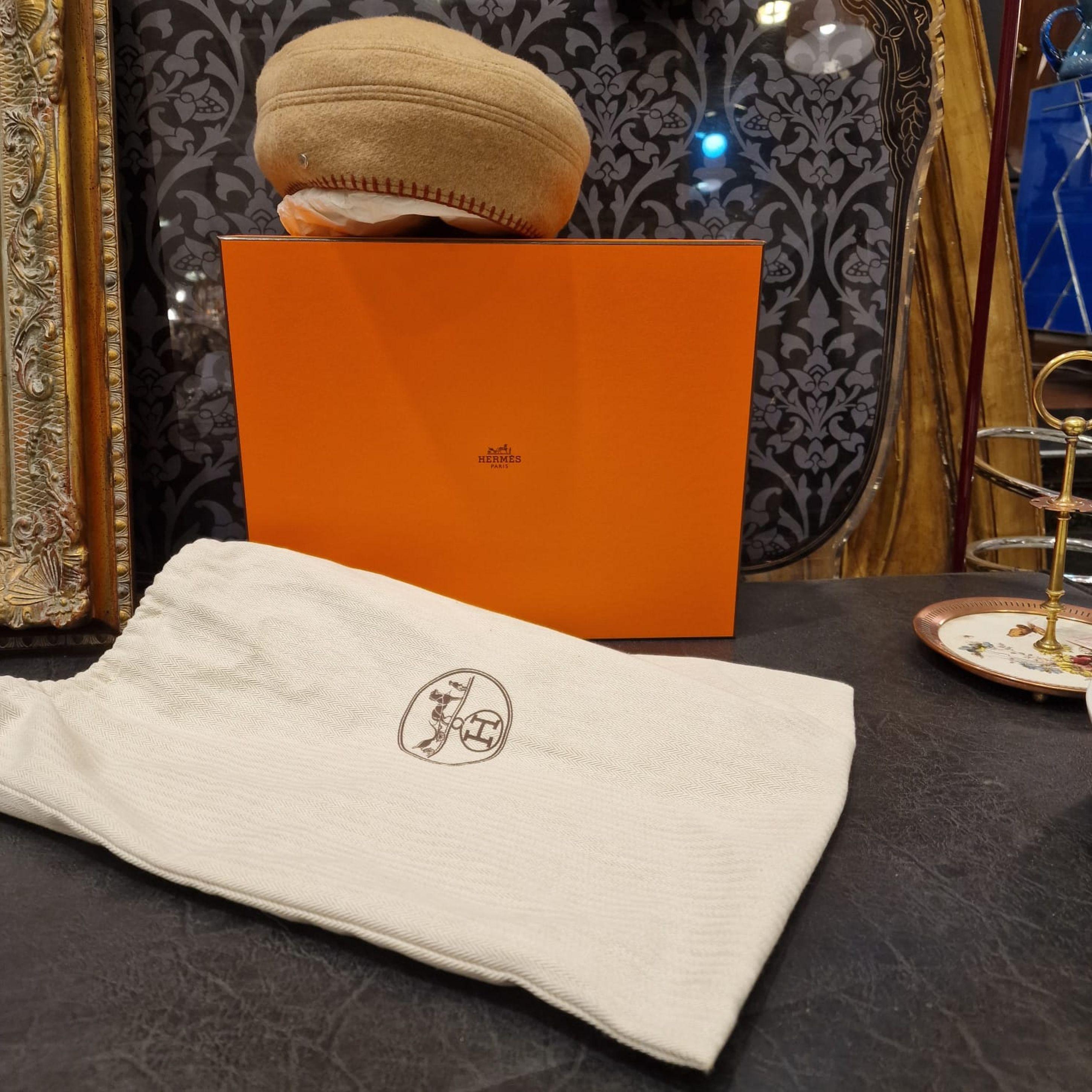 Berretto beige in feltro e lana di Hermès France, borsa tote in vendita 11