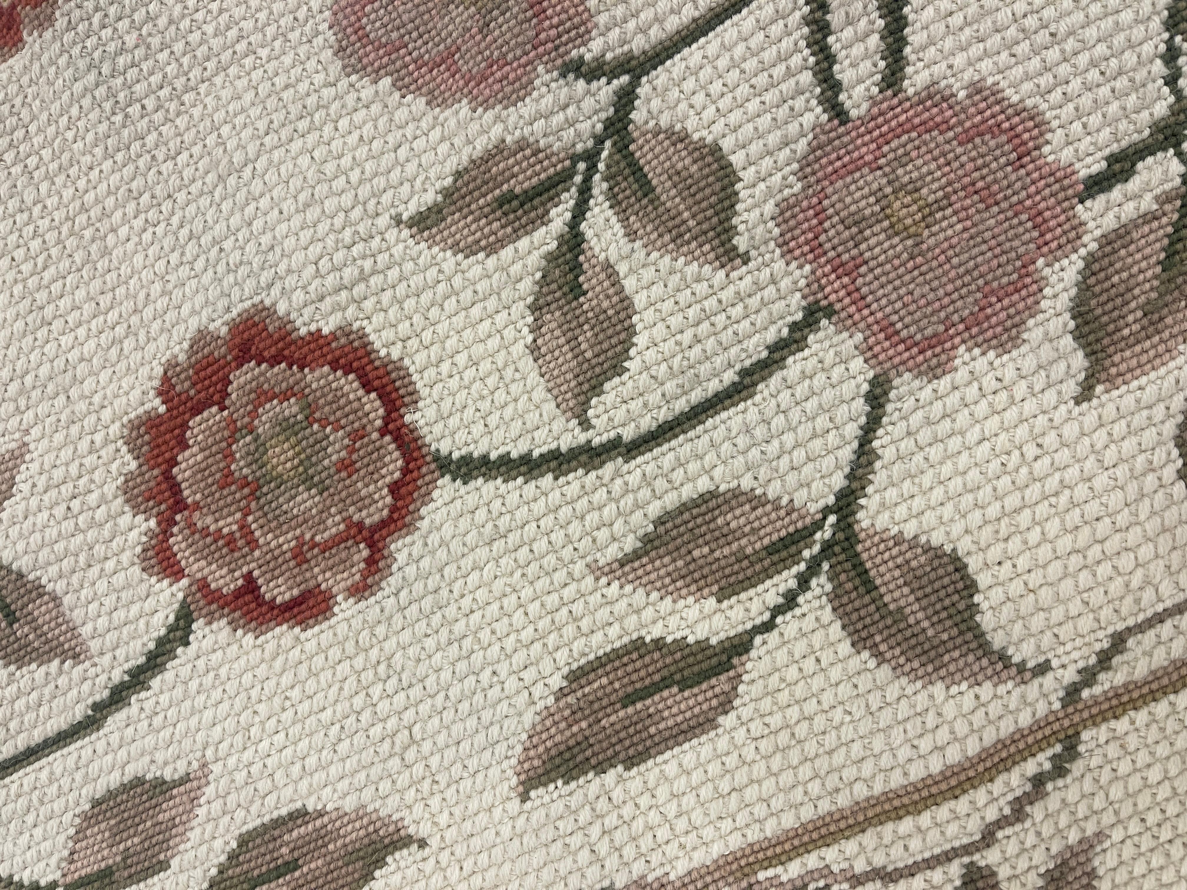 Tapis d'Aubusson beige à motifs floraux en laine tissé à la main, tapis traditionnel botanique Excellent état - En vente à Hampshire, GB