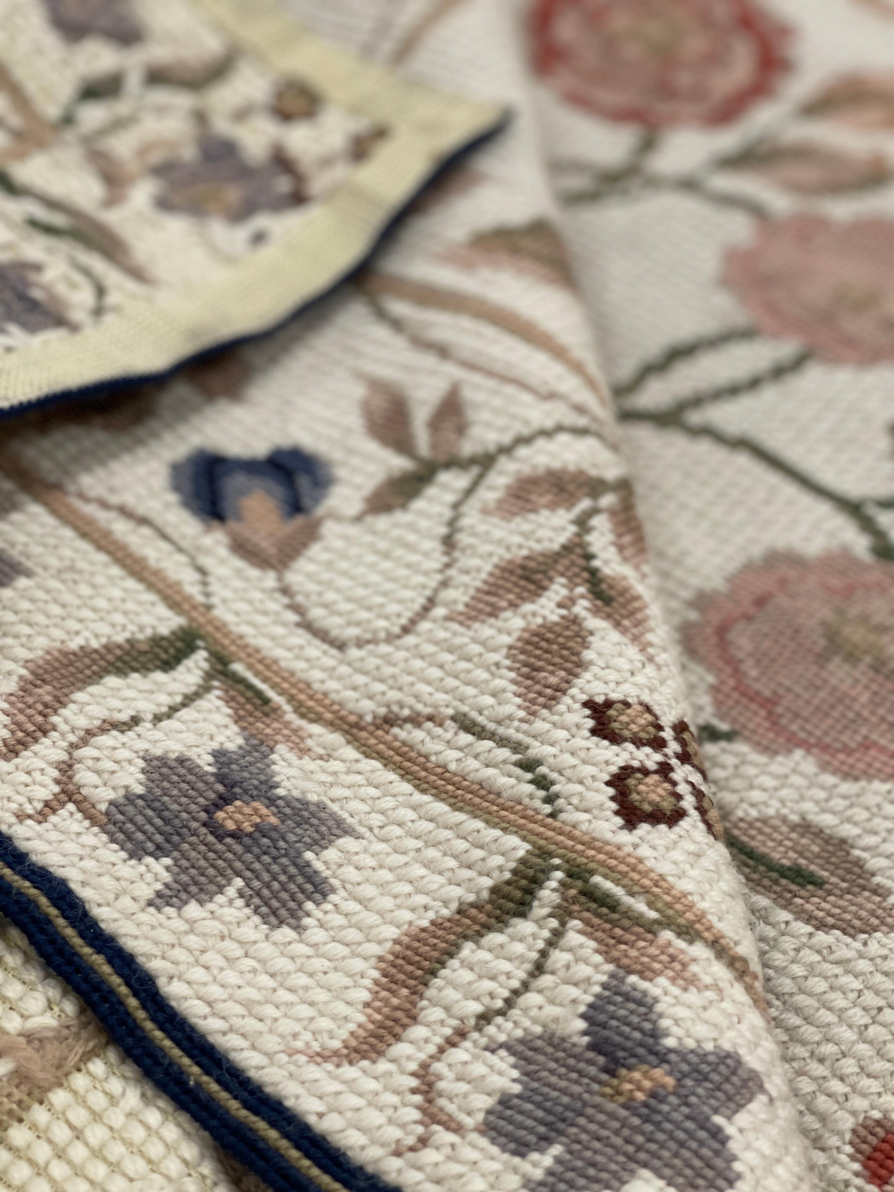 Laine Tapis d'Aubusson beige à motifs floraux en laine tissé à la main, tapis traditionnel botanique en vente