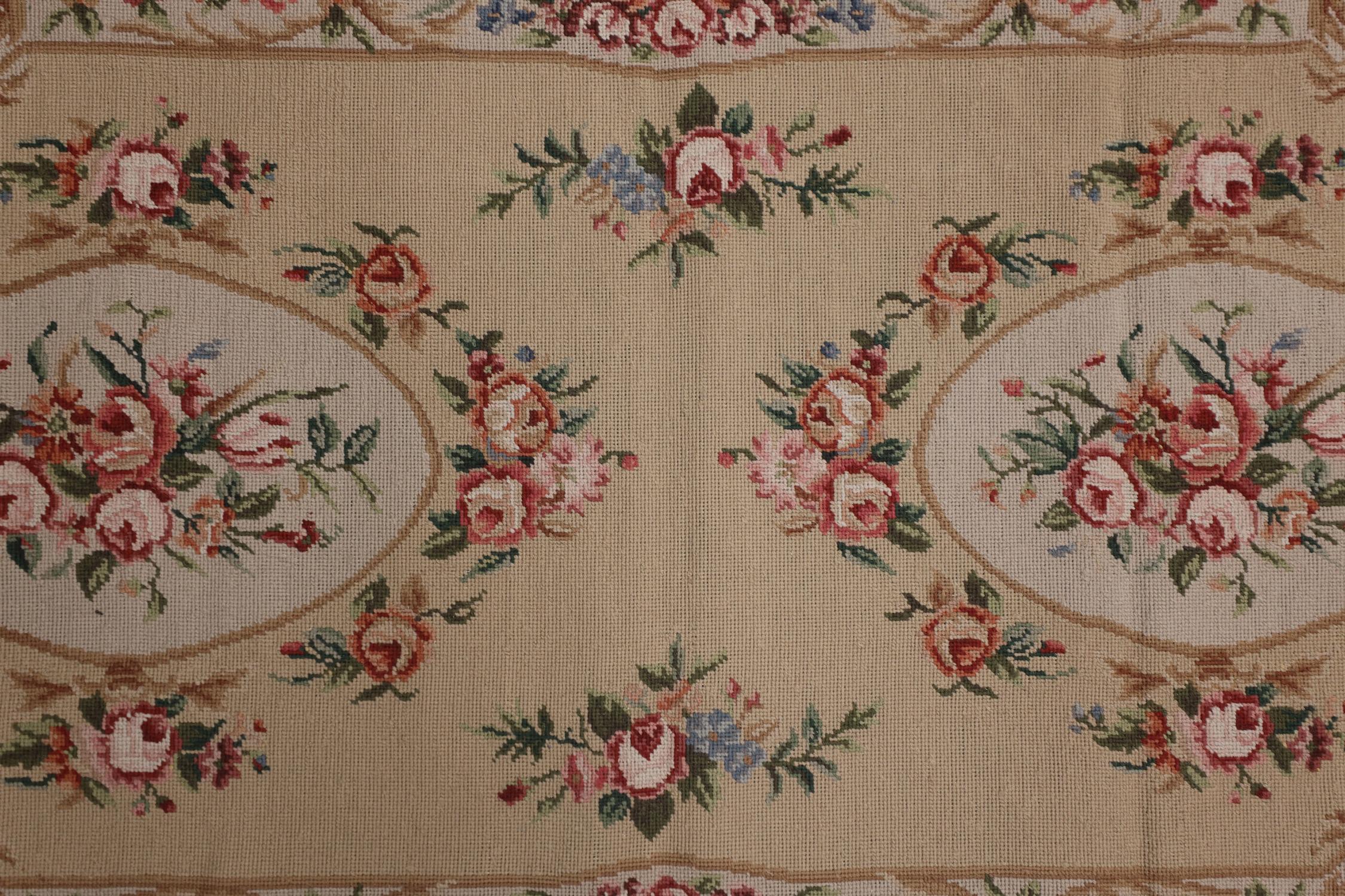 Chinois Tapis traditionnel en laine beige à motifs floraux à l'aiguille Tapis de couloir Aubusson en vente