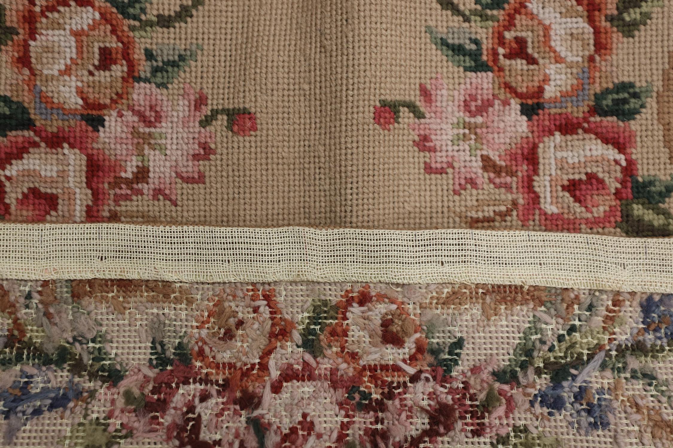 XXIe siècle et contemporain Tapis traditionnel en laine beige à motifs floraux à l'aiguille Tapis de couloir Aubusson en vente