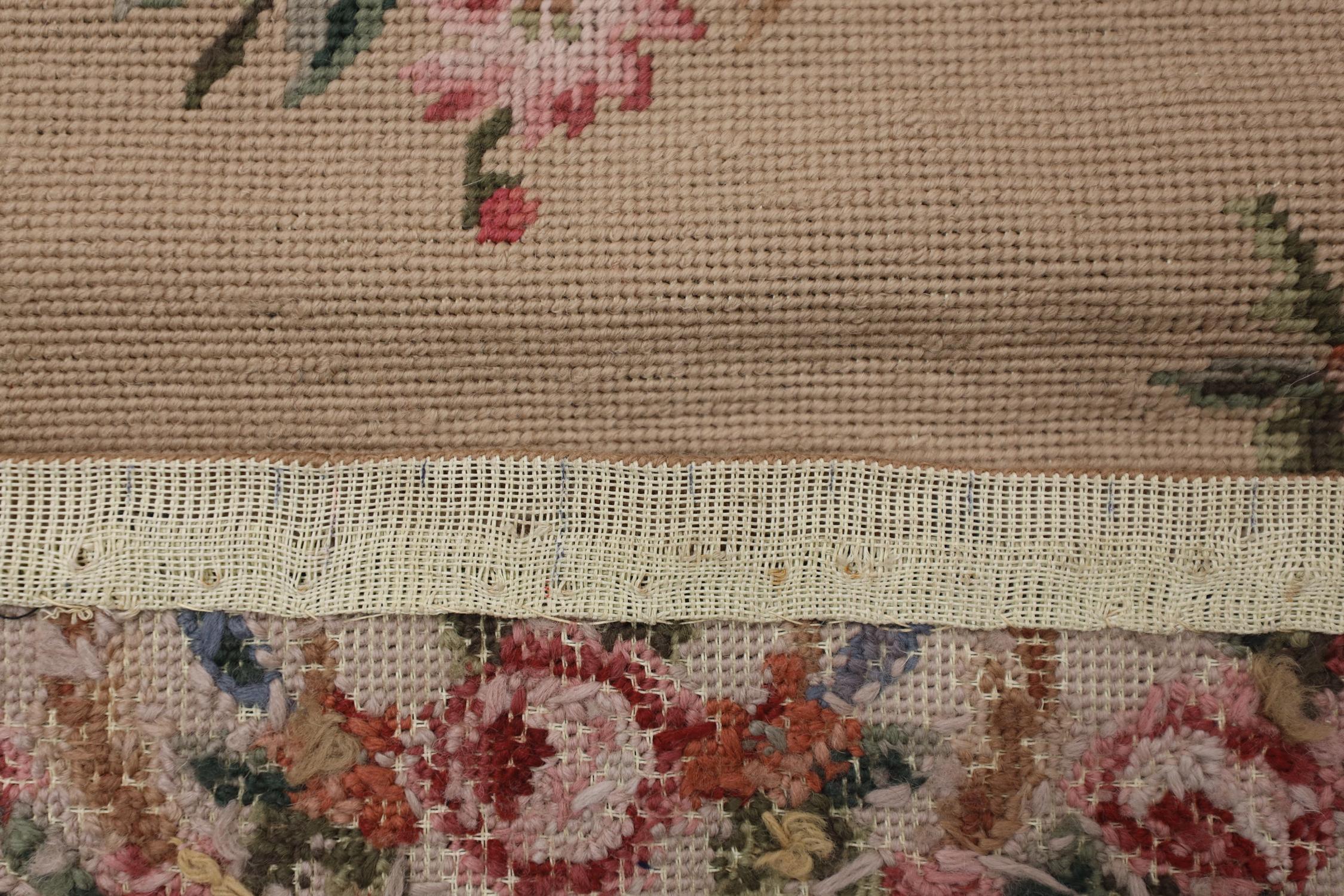 Matériaux organiques Tapis traditionnel en laine beige à motifs floraux à l'aiguille Tapis de couloir Aubusson en vente
