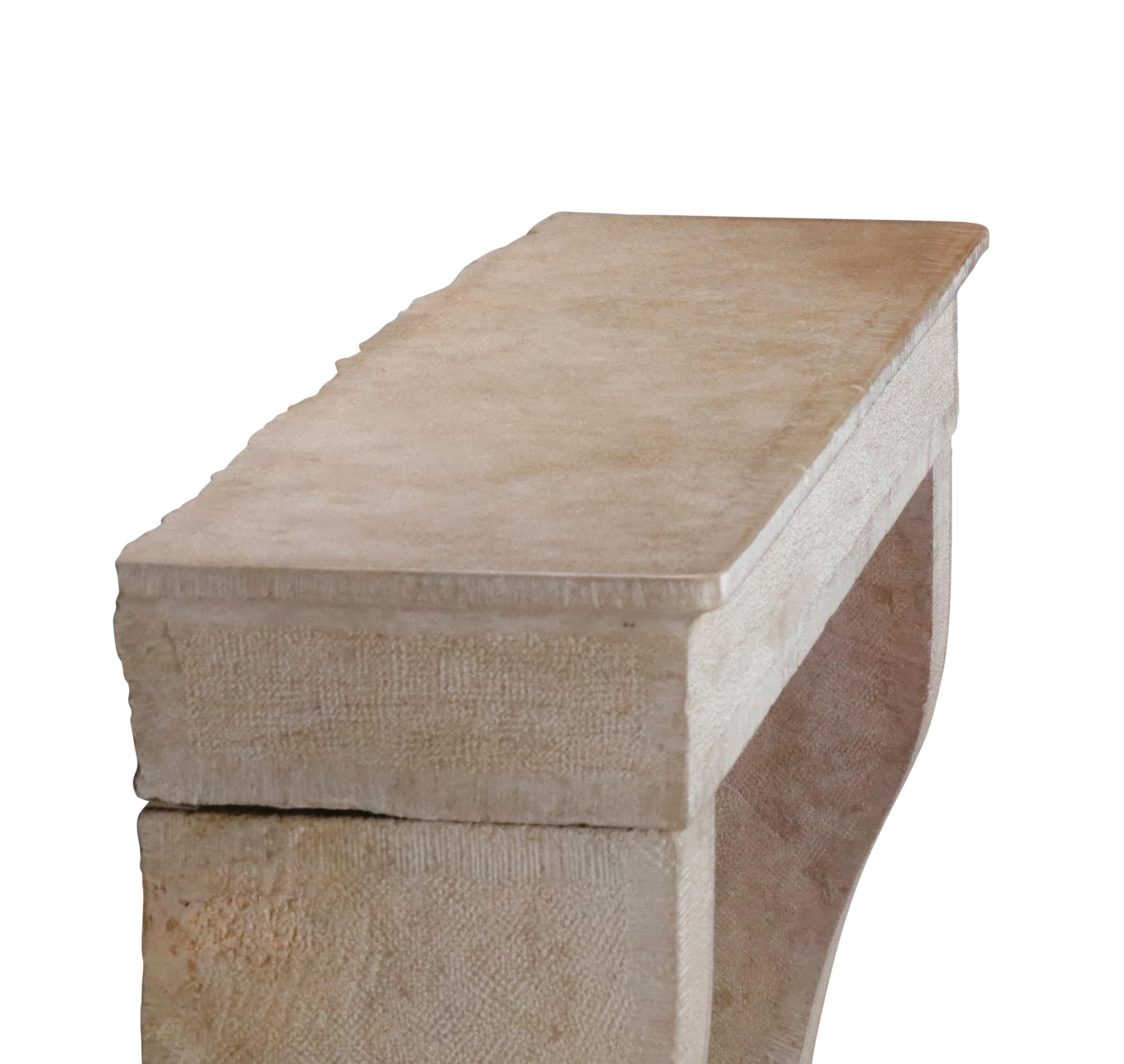 Camino in pietra francese beige per un progetto di arredamento Hygge senza tempo in vendita 3