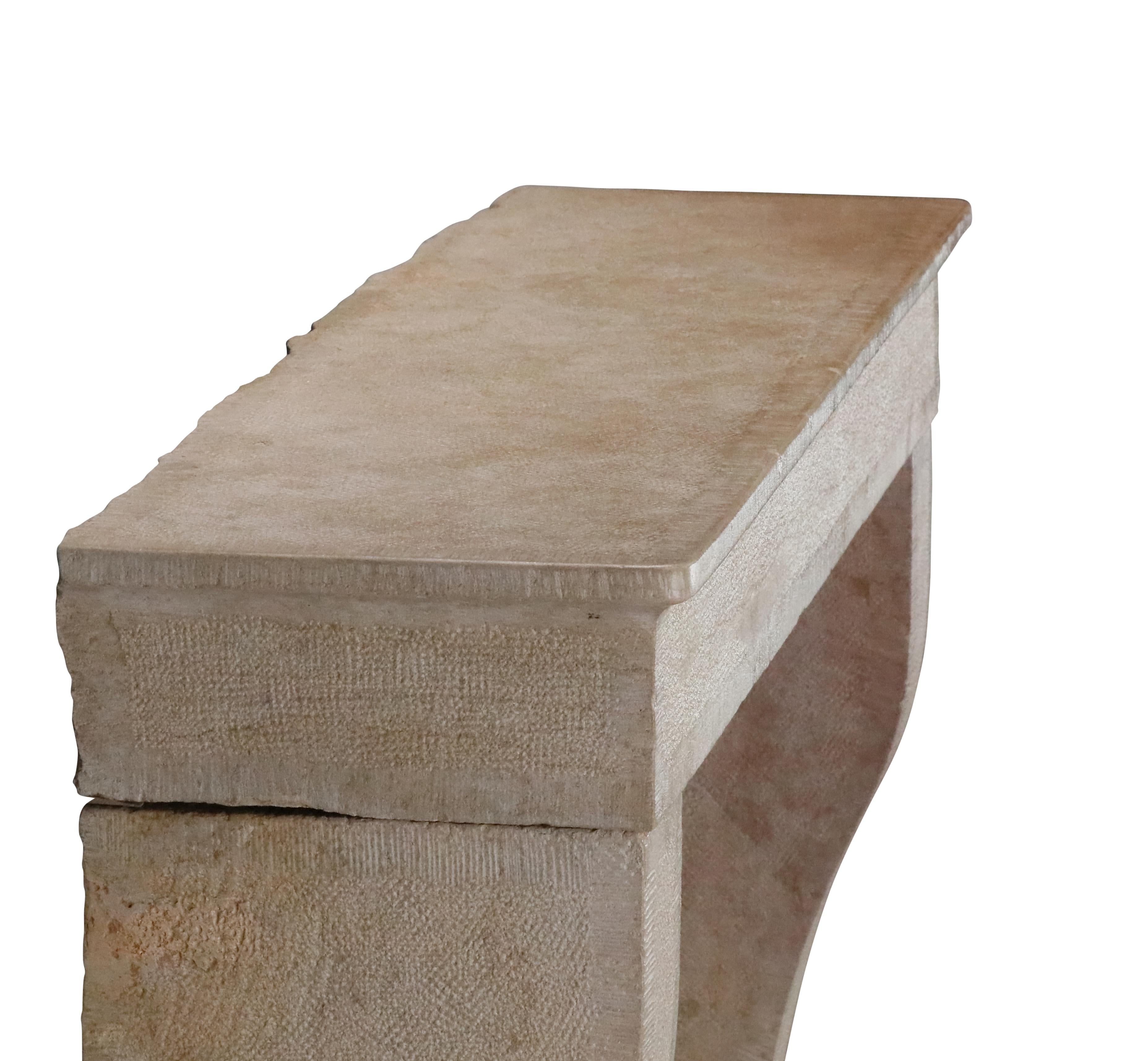 Camino in pietra francese beige per un progetto di arredamento Hygge senza tempo in vendita 4