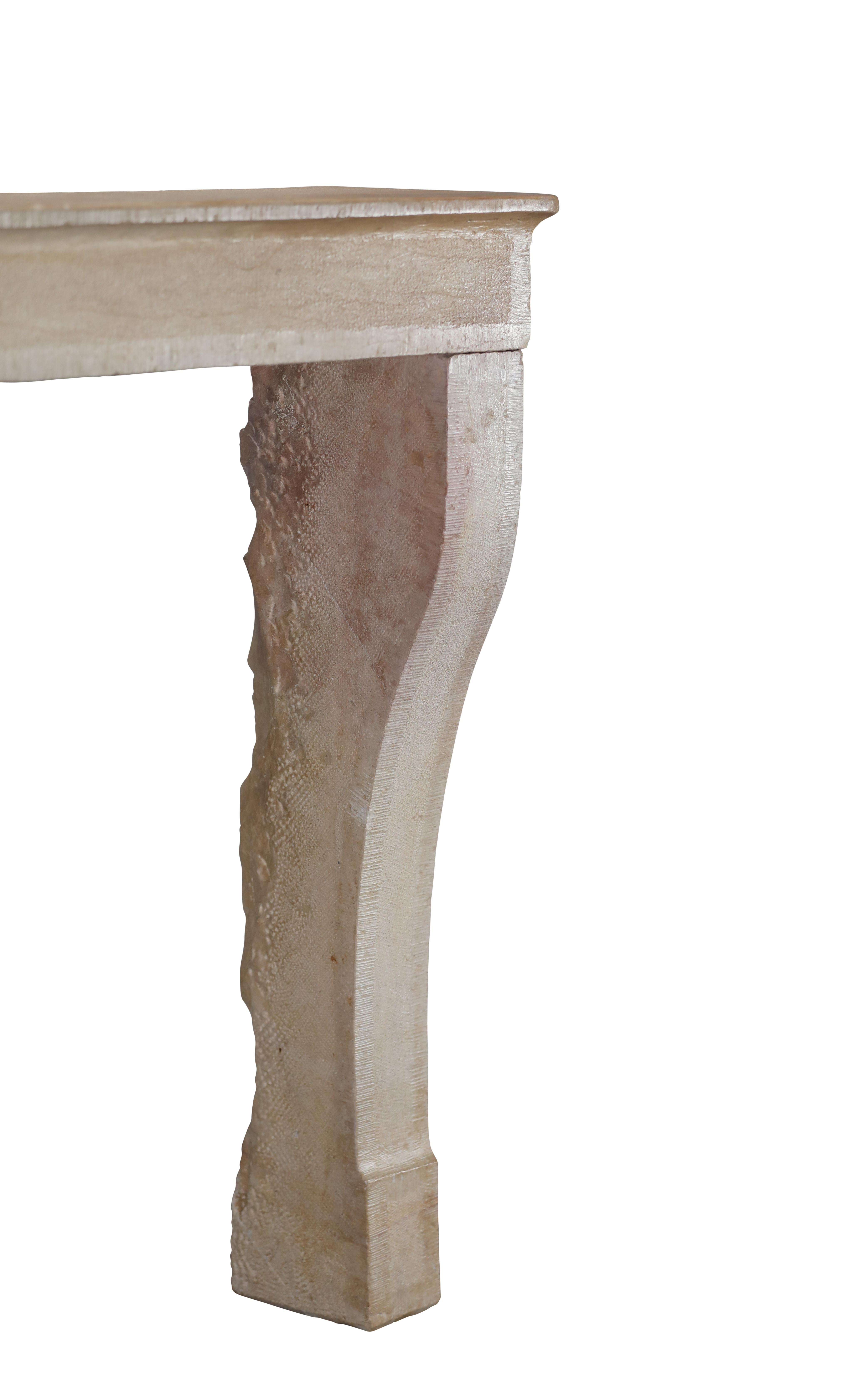 Camino in pietra francese beige per un progetto di arredamento Hygge senza tempo in vendita 8