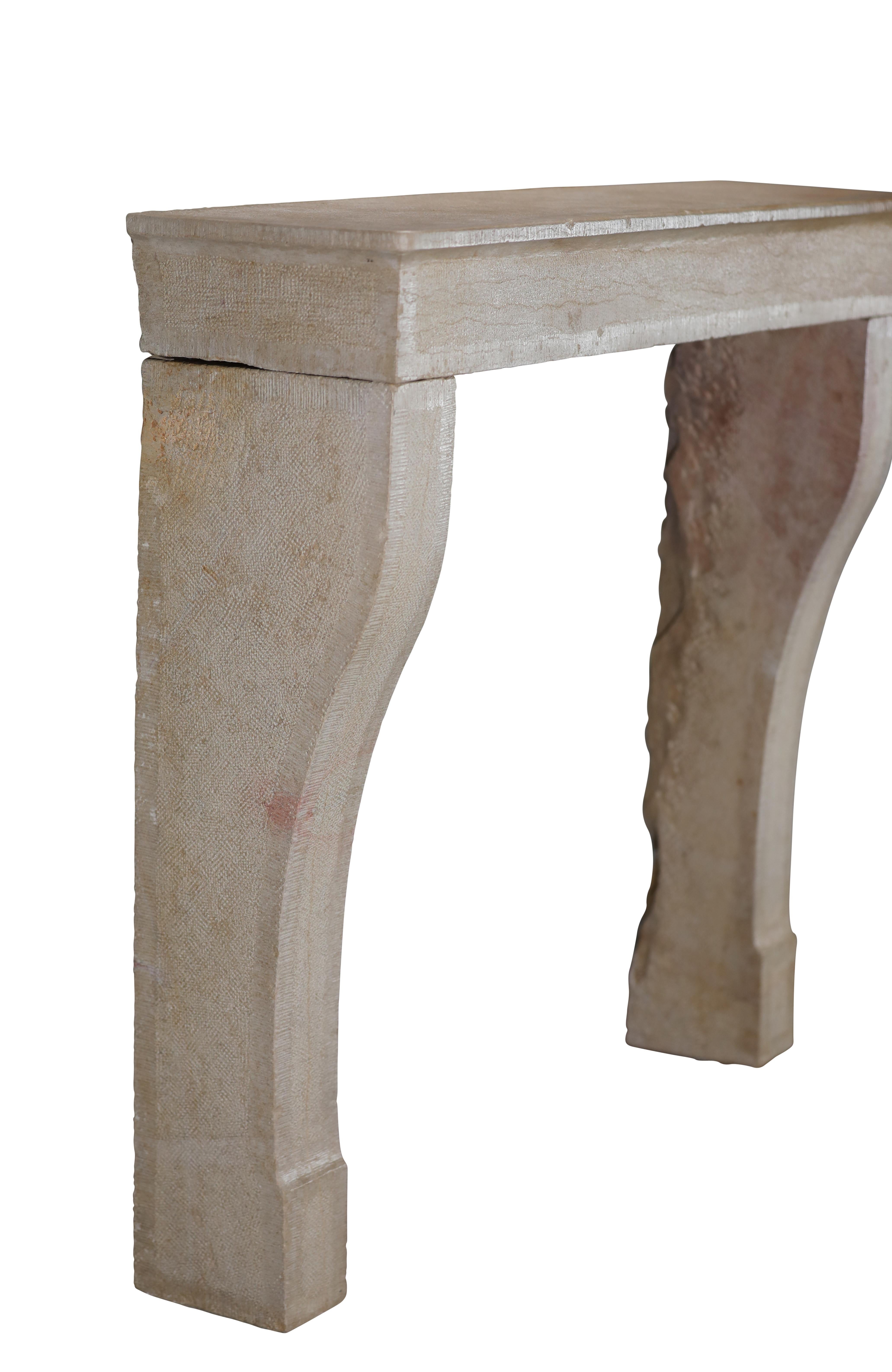 Camino in pietra francese beige per un progetto di arredamento Hygge senza tempo in vendita 9