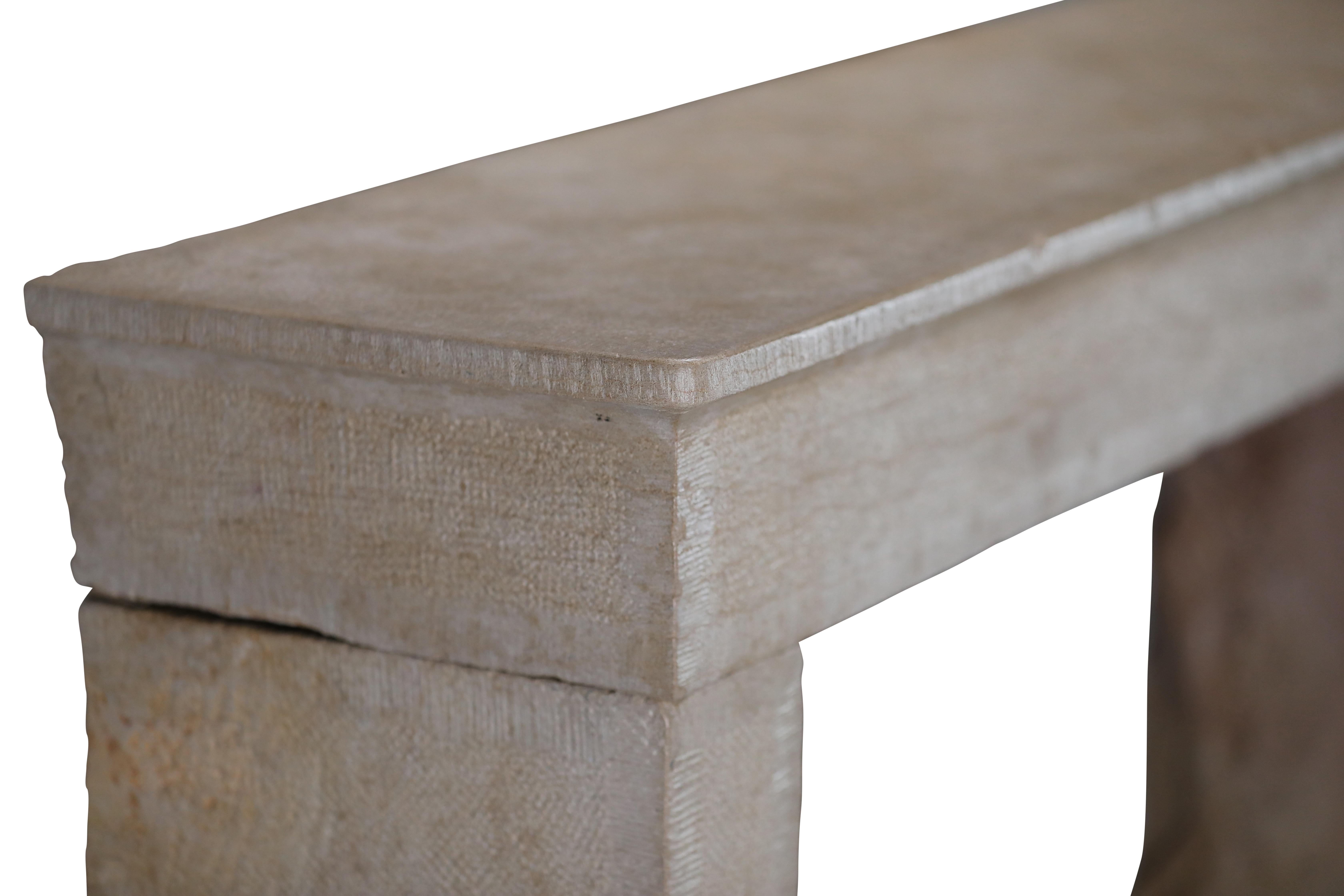 Camino in pietra francese beige per un progetto di arredamento Hygge senza tempo in vendita 10