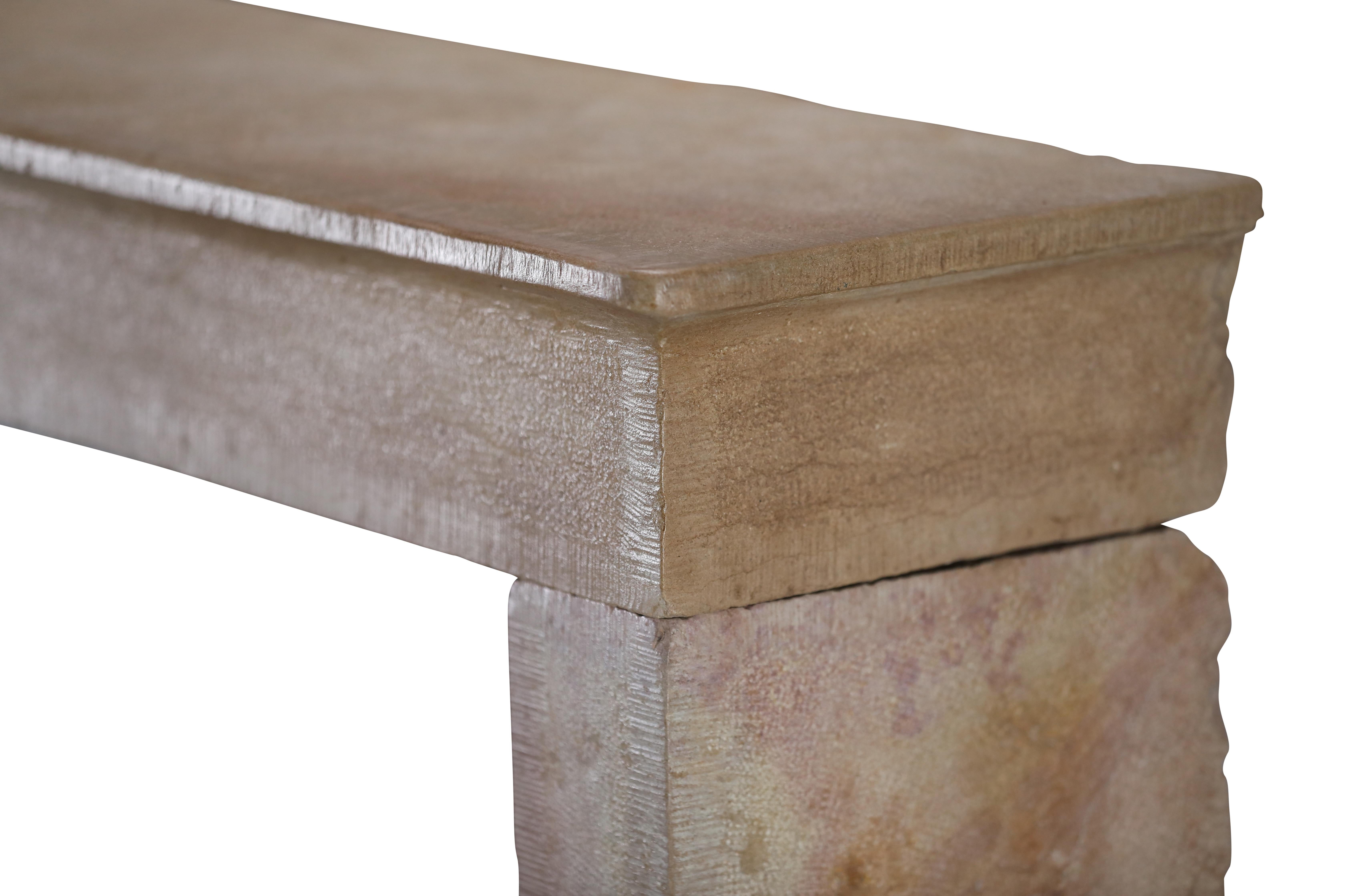 Camino in pietra francese beige per un progetto di arredamento Hygge senza tempo in vendita 11