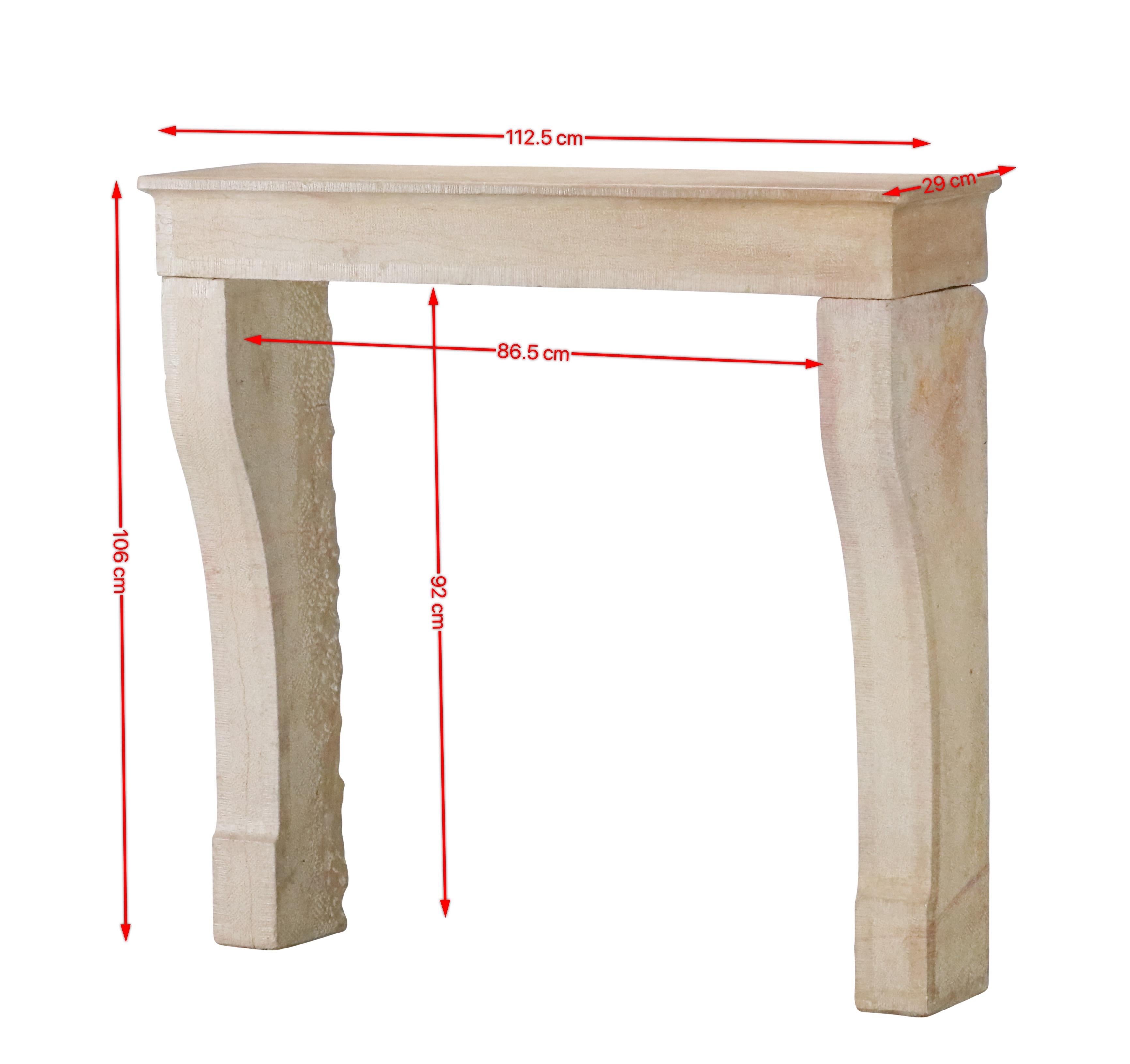 Cornice del camino in pietra beige per creare un interno senza tempo. Il tipo di caminetto che funziona perfettamente anche in un arredamento di tipo hygge.
Misure:
1112,5 cm Larghezza esterna 44,29 pollici
106 cm Altezza esterna 41,73 pollici
86,5
