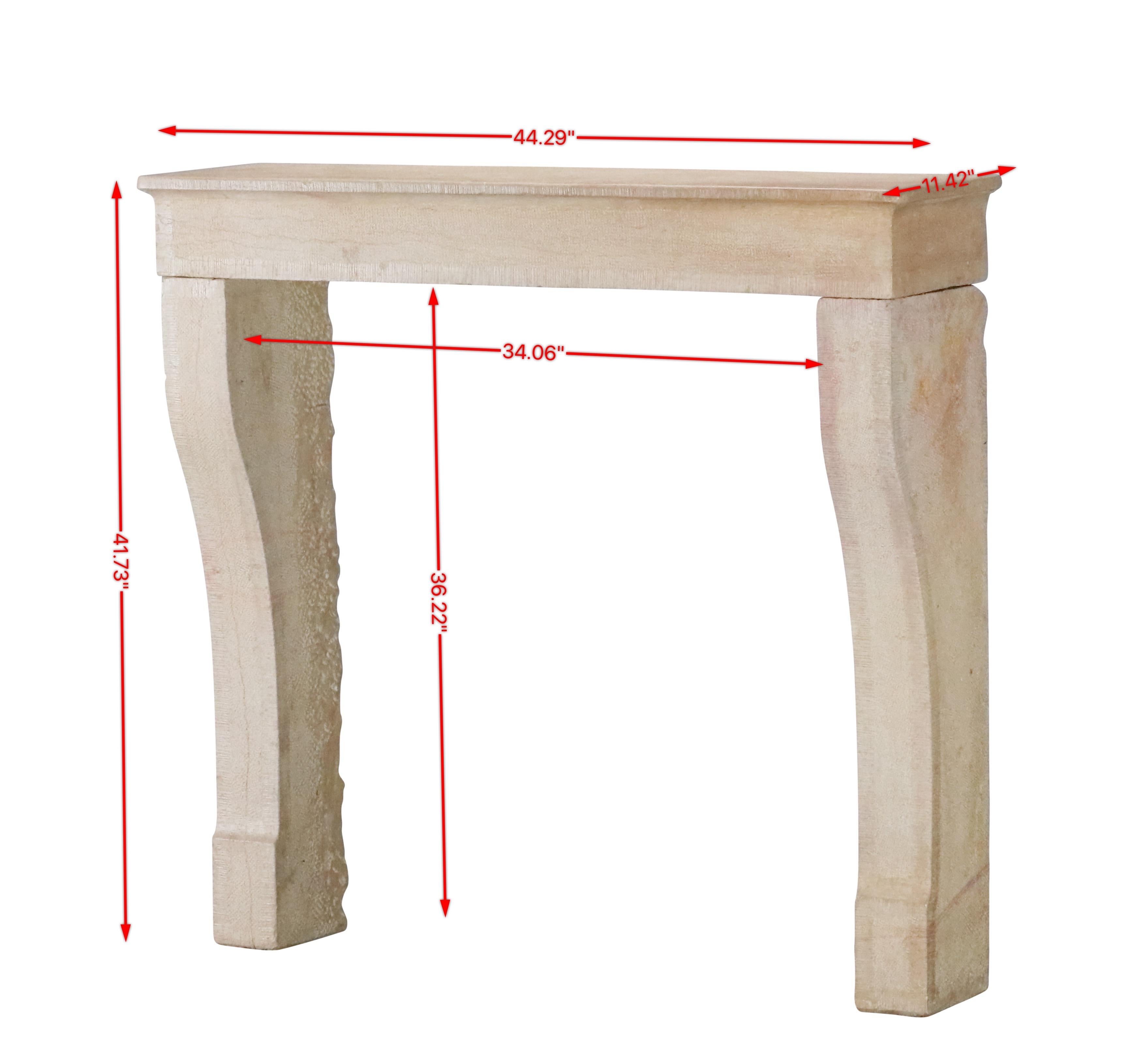 Luigi Filippo Camino in pietra francese beige per un progetto di arredamento Hygge senza tempo in vendita