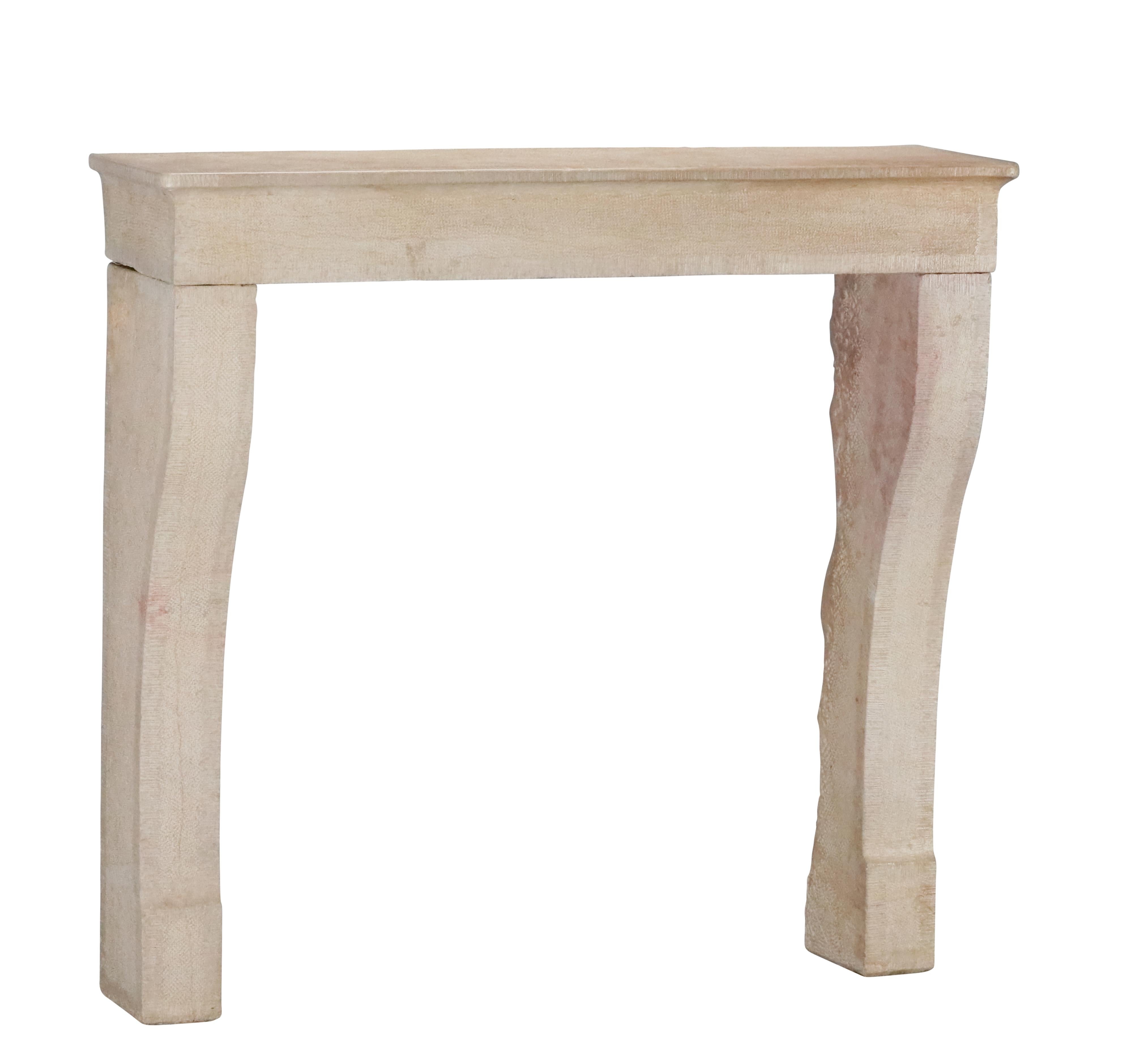 Francese Camino in pietra francese beige per un progetto di arredamento Hygge senza tempo in vendita