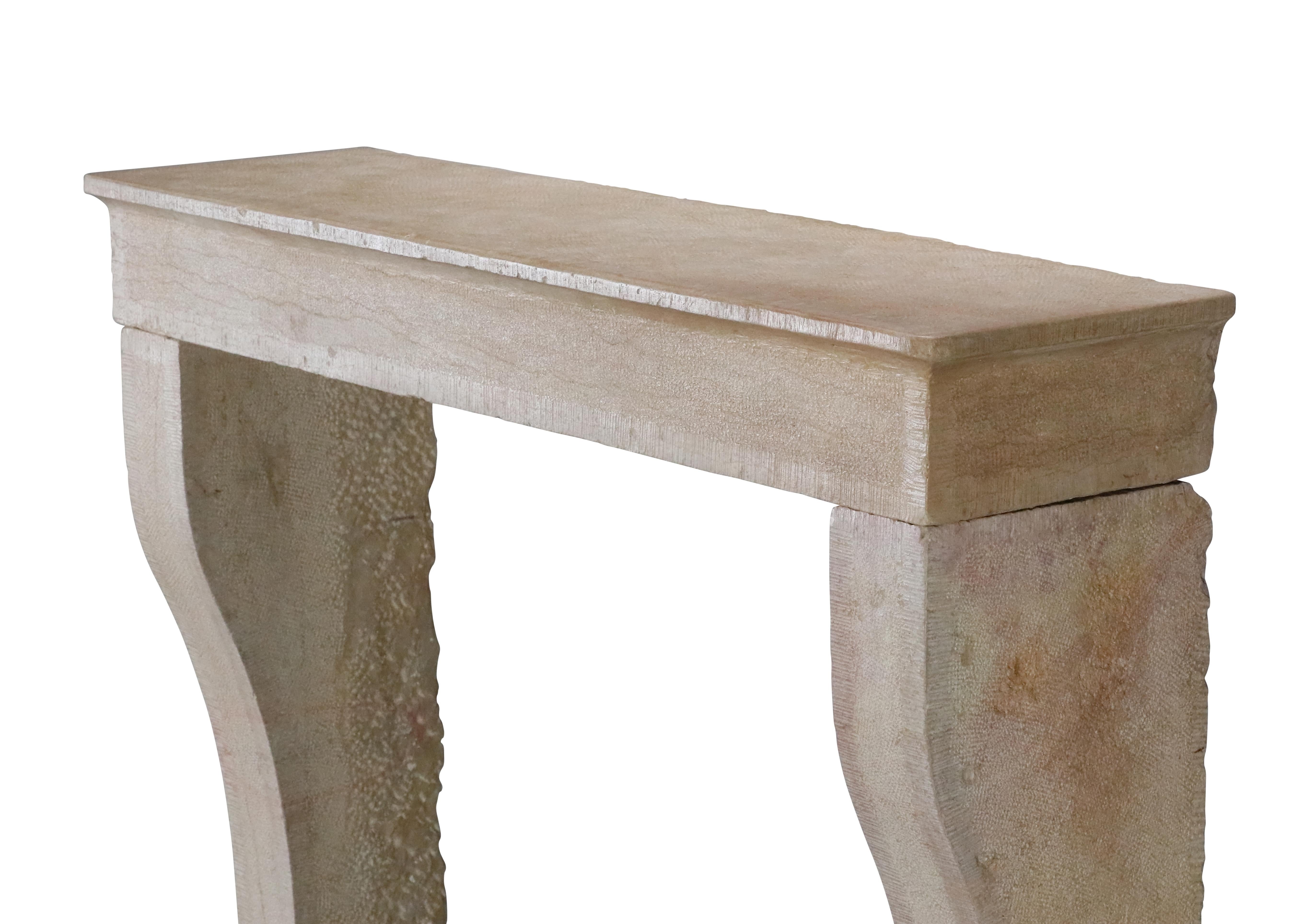 Cianfrinato Camino in pietra francese beige per un progetto di arredamento Hygge senza tempo in vendita