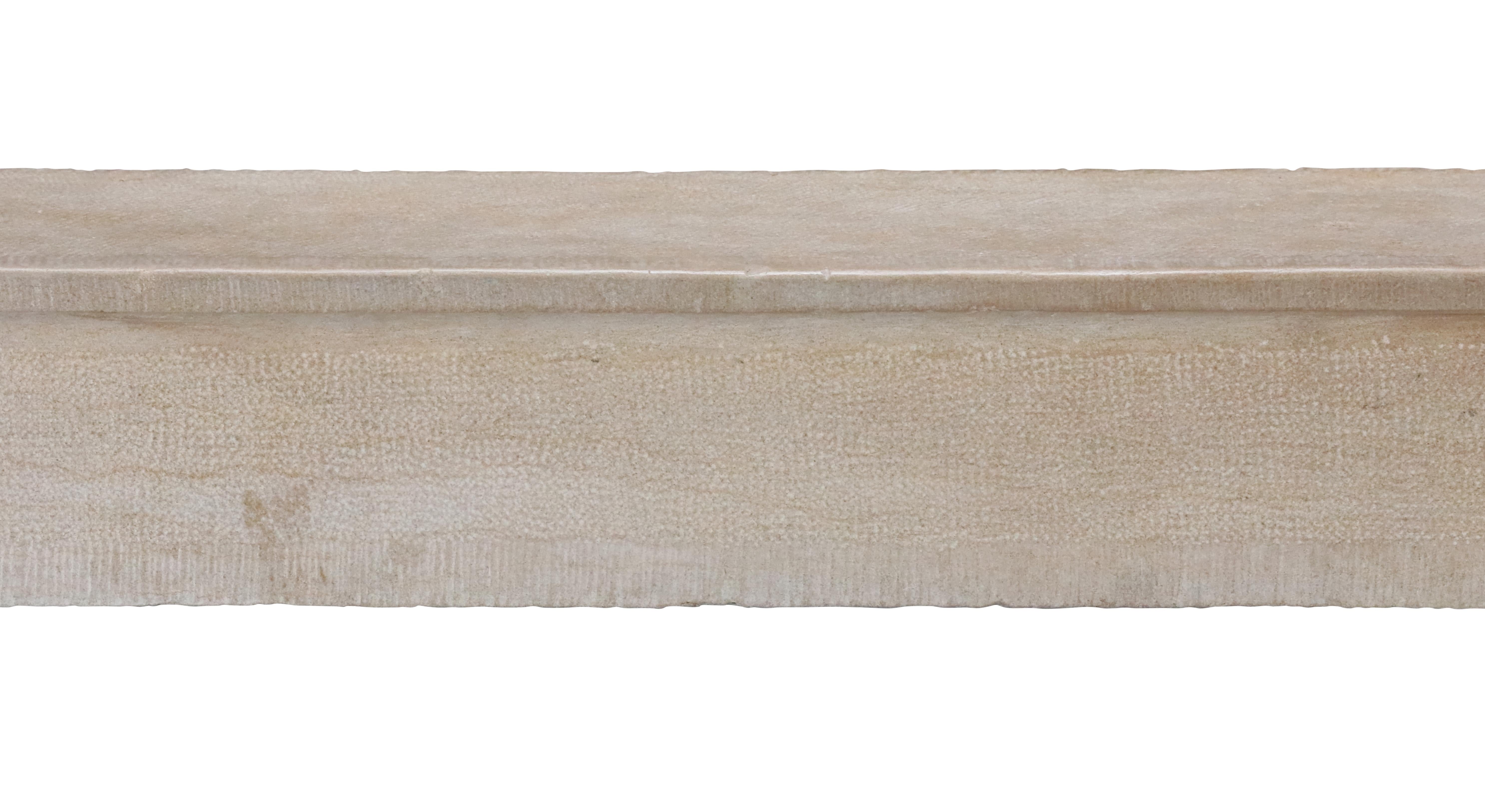 Camino in pietra francese beige per un progetto di arredamento Hygge senza tempo In condizioni ottime in vendita a Beervelde, BE