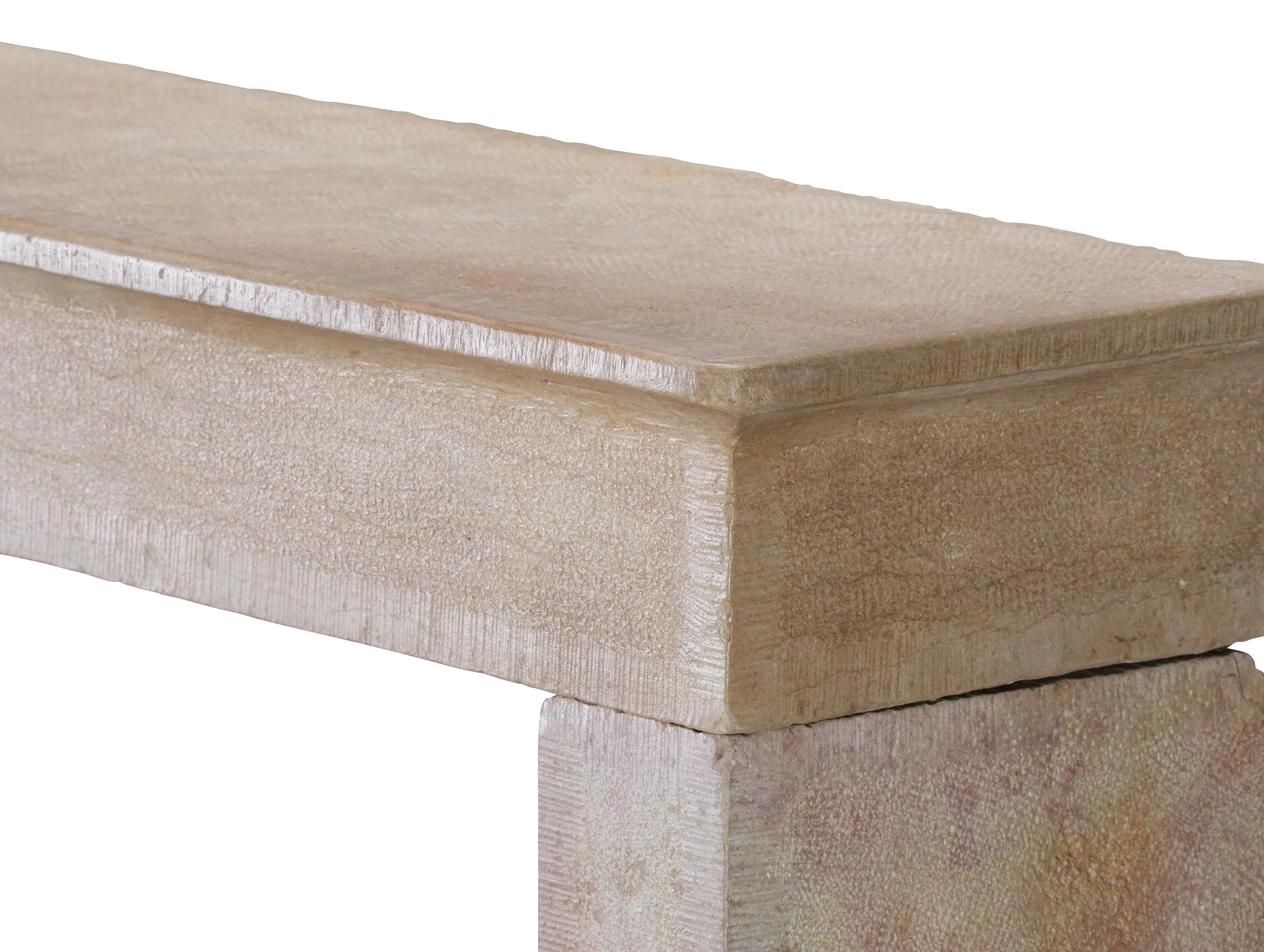 XIX secolo Camino in pietra francese beige per un progetto di arredamento Hygge senza tempo in vendita