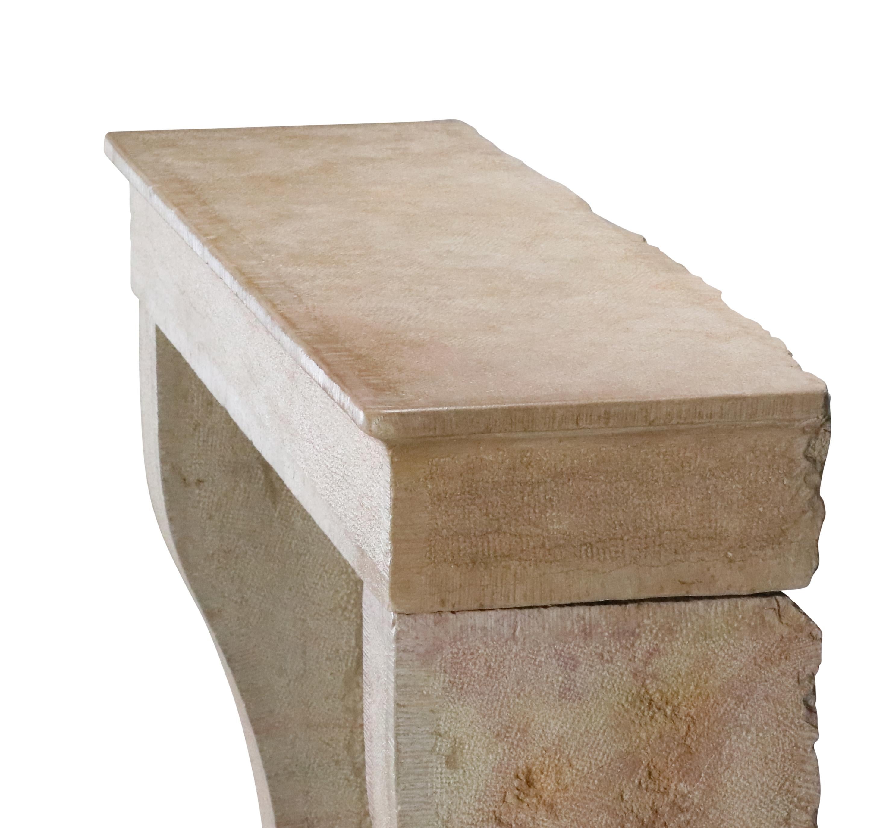 Pietra Camino in pietra francese beige per un progetto di arredamento Hygge senza tempo in vendita