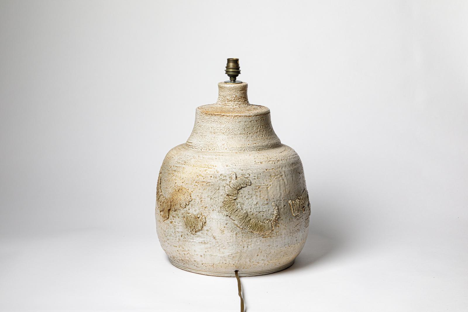 Lampe de table en céramique émaillée beige par Huguette et Marius Bessonne, circa 1960. Excellent état - En vente à Saint-Ouen, FR