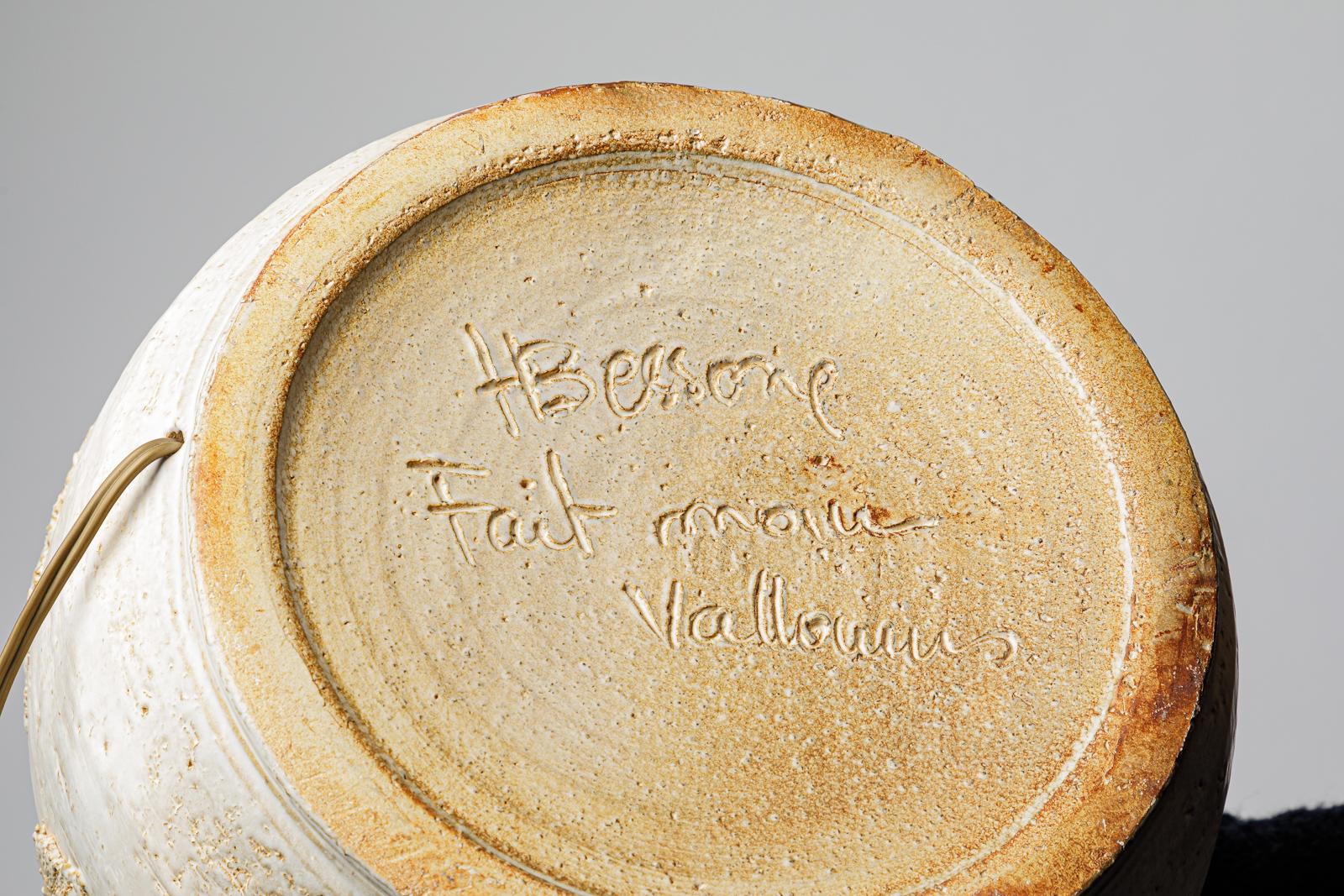 Milieu du XXe siècle Lampe de table en céramique émaillée beige par Huguette et Marius Bessonne, circa 1960. en vente