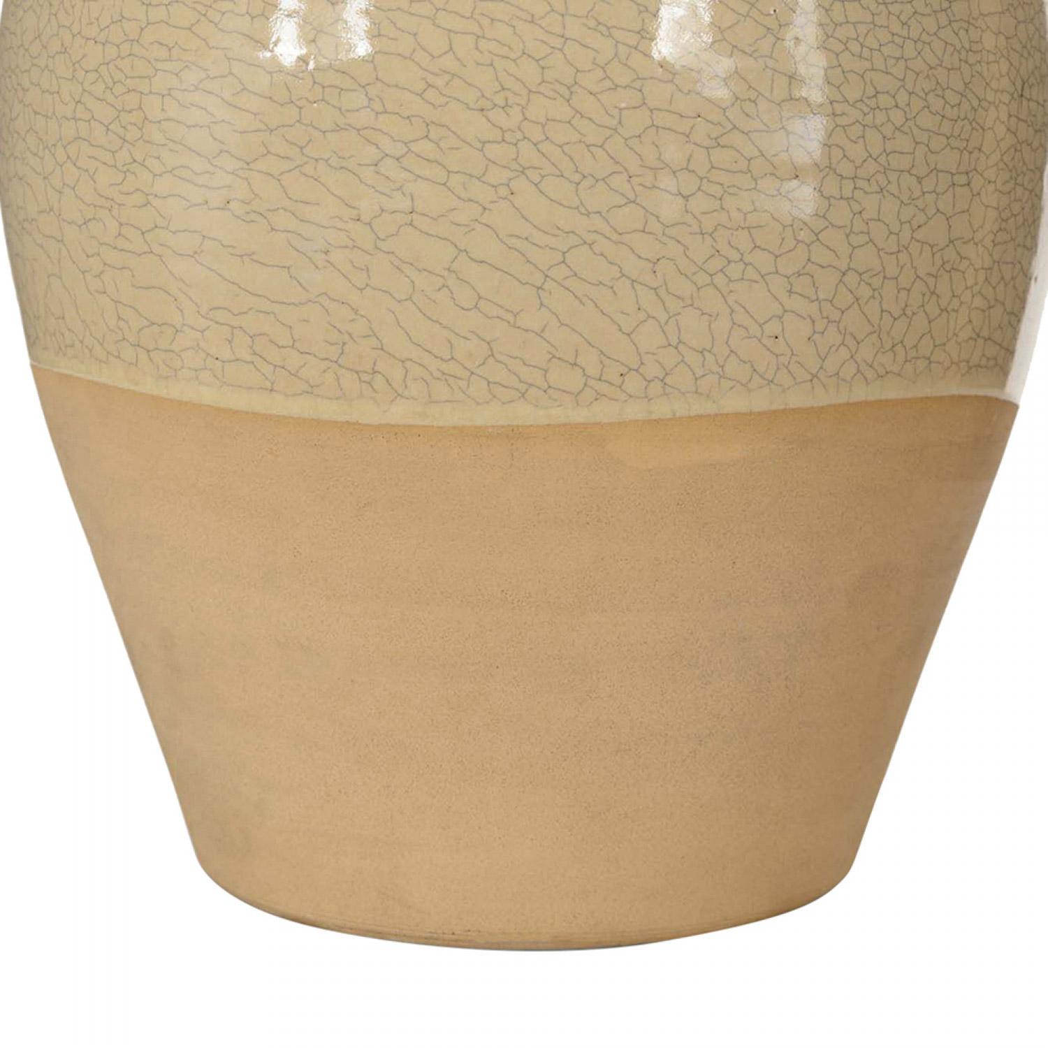 Grande urna in ceramica con smalto opaco beige scuro sulla metà inferiore, smalto crepla beige chiaro sulla metà superiore e due piccoli manici ad anello