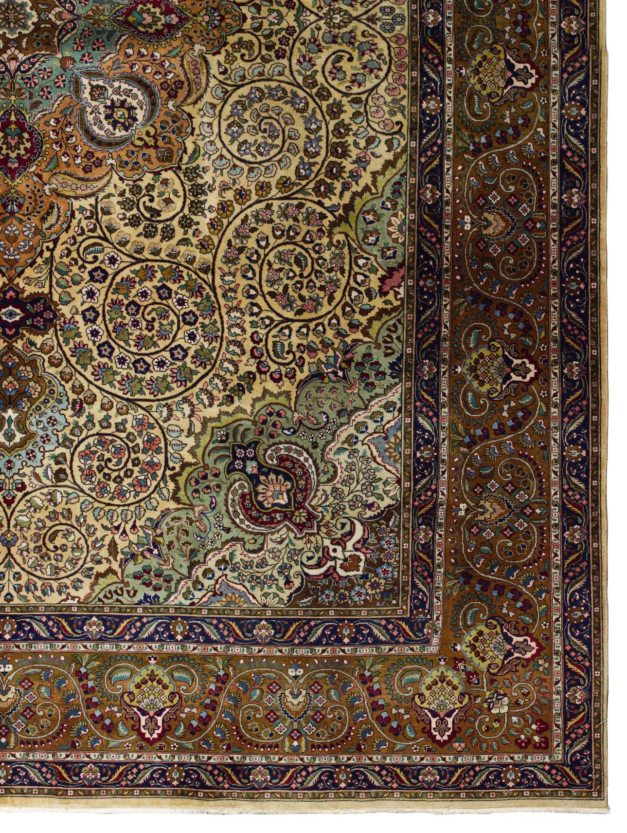 Tessuto a mano Beige Gold Persian Wool Hand Knotted Rug 9 ft 7 in x 12 ft 10 in in vendita