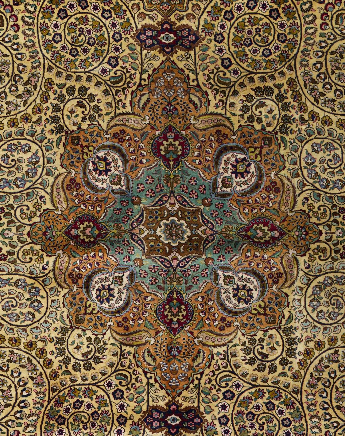 Inizio XX secolo Beige Gold Persian Wool Hand Knotted Rug 9 ft 7 in x 12 ft 10 in in vendita