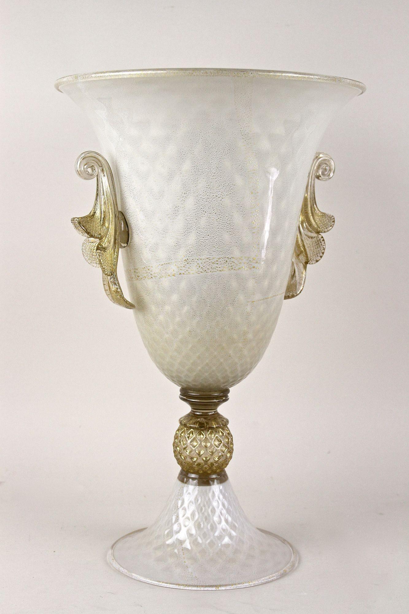 Beige/ Golden Murano Glass Urn Vase With 24 K Gold Flakes by GABBIANI, Italy For Sale 6