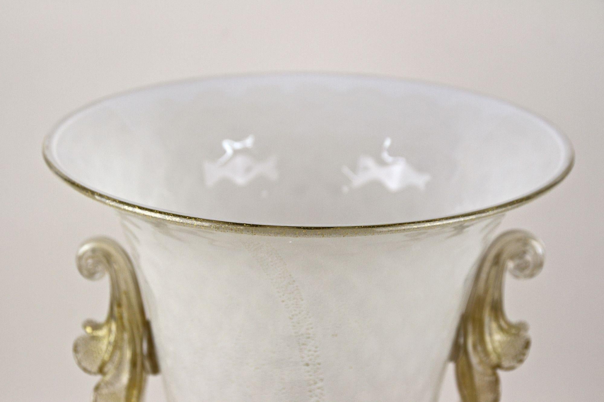Absolutely amazing looking, beige/ golden Murano glass urn vase handcrafted by the famous company of Gabbiani Venezia. This impressive, large collection item of 21th century Italian glass art is the result of the continuous artistic experimentation